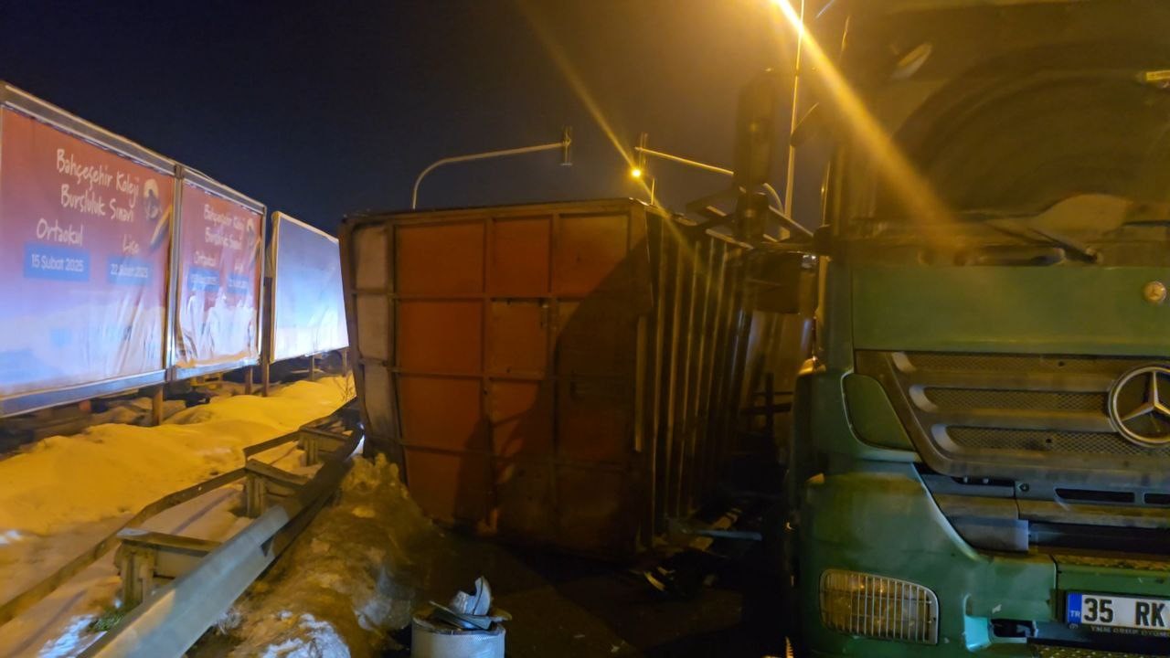 Zonguldak’tan Bolu’ya Gelen Canlı Tavuk Kamyonu Devrildi (1)