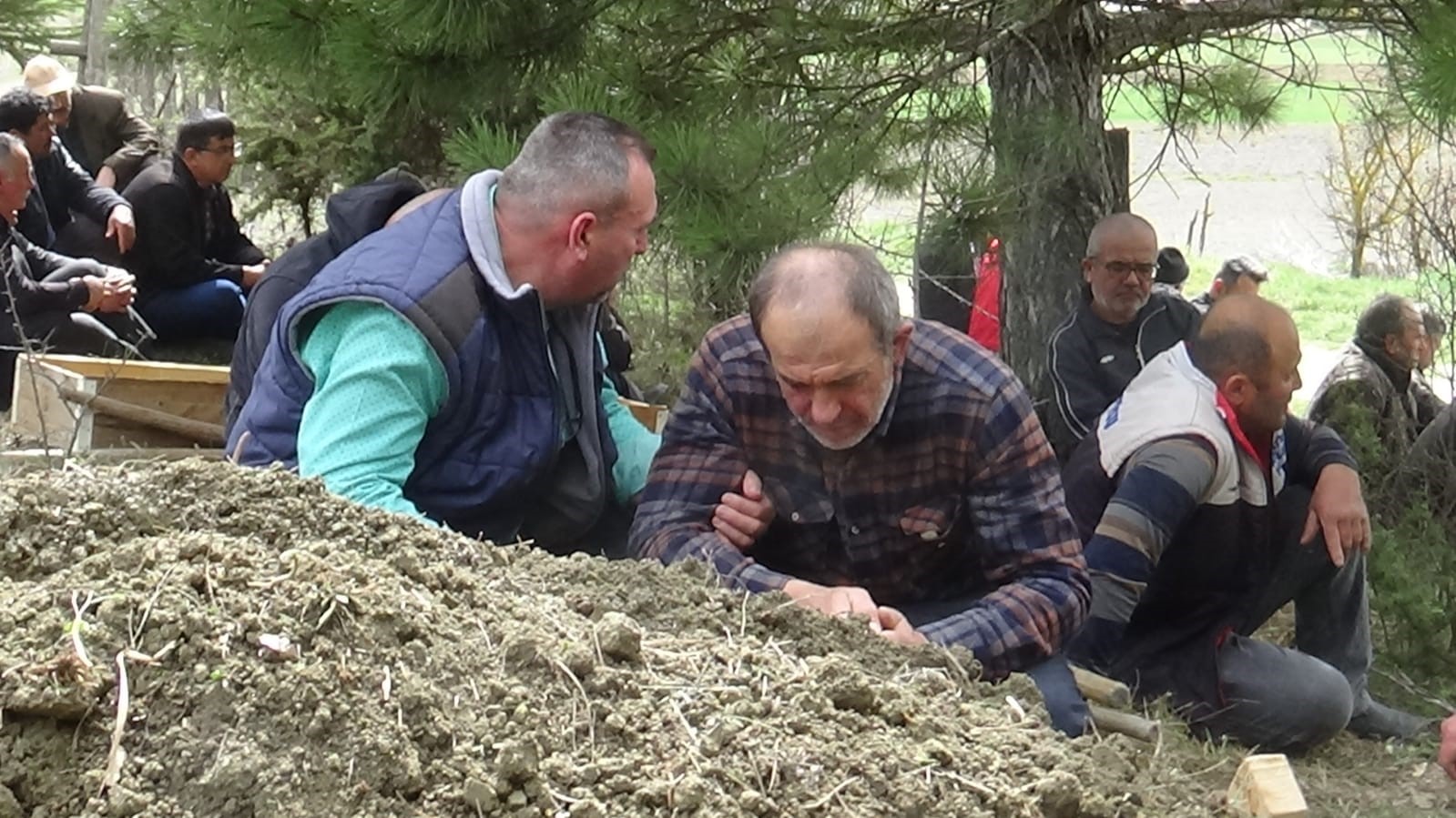 Bir Köy Onu Çok Sevdi, Şimdi Gözyaşlarıyla Uğurluyor (8)