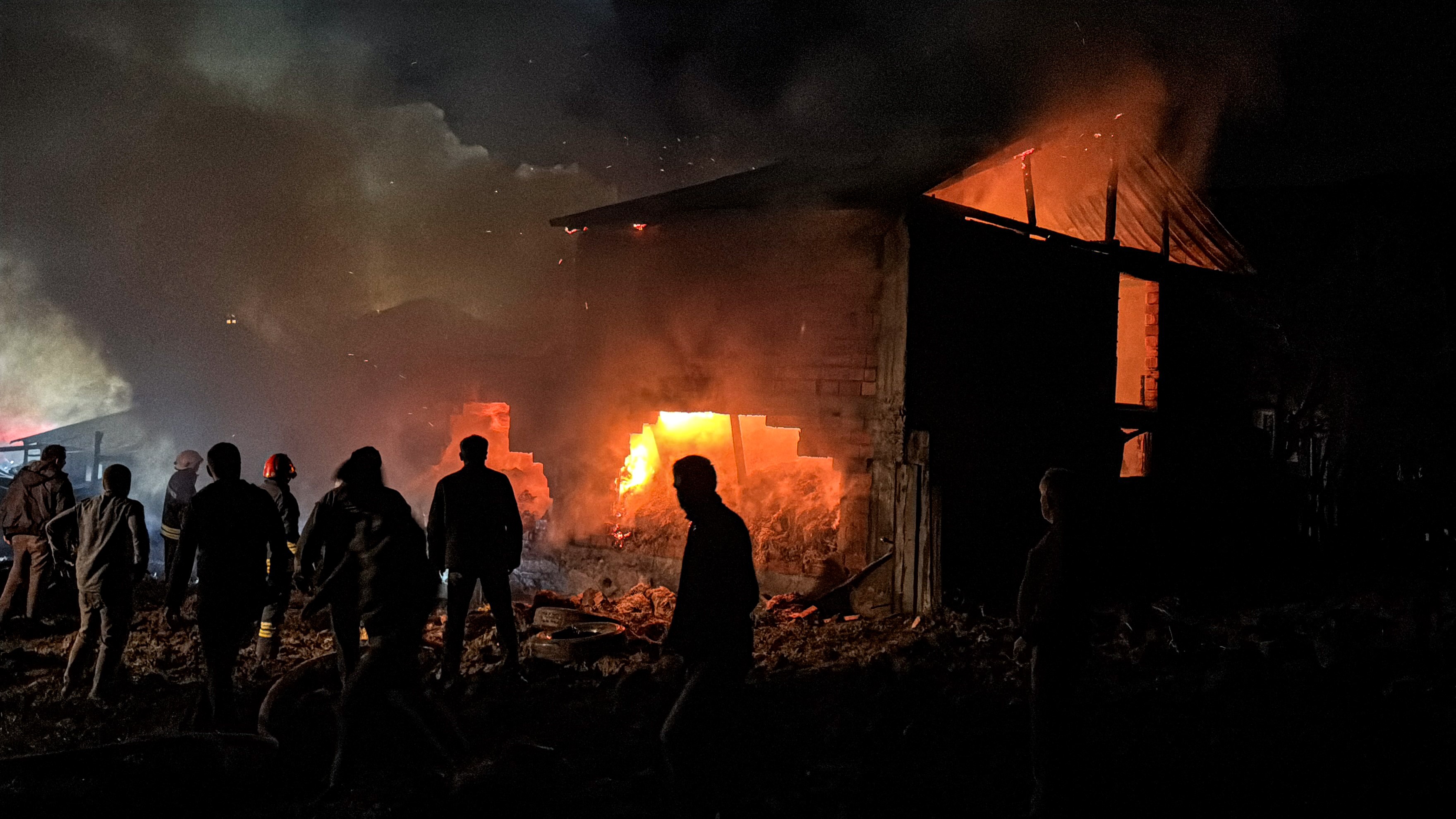 Bolu’da Ahır Ve Samanlık Alev Alev Yandı (8)