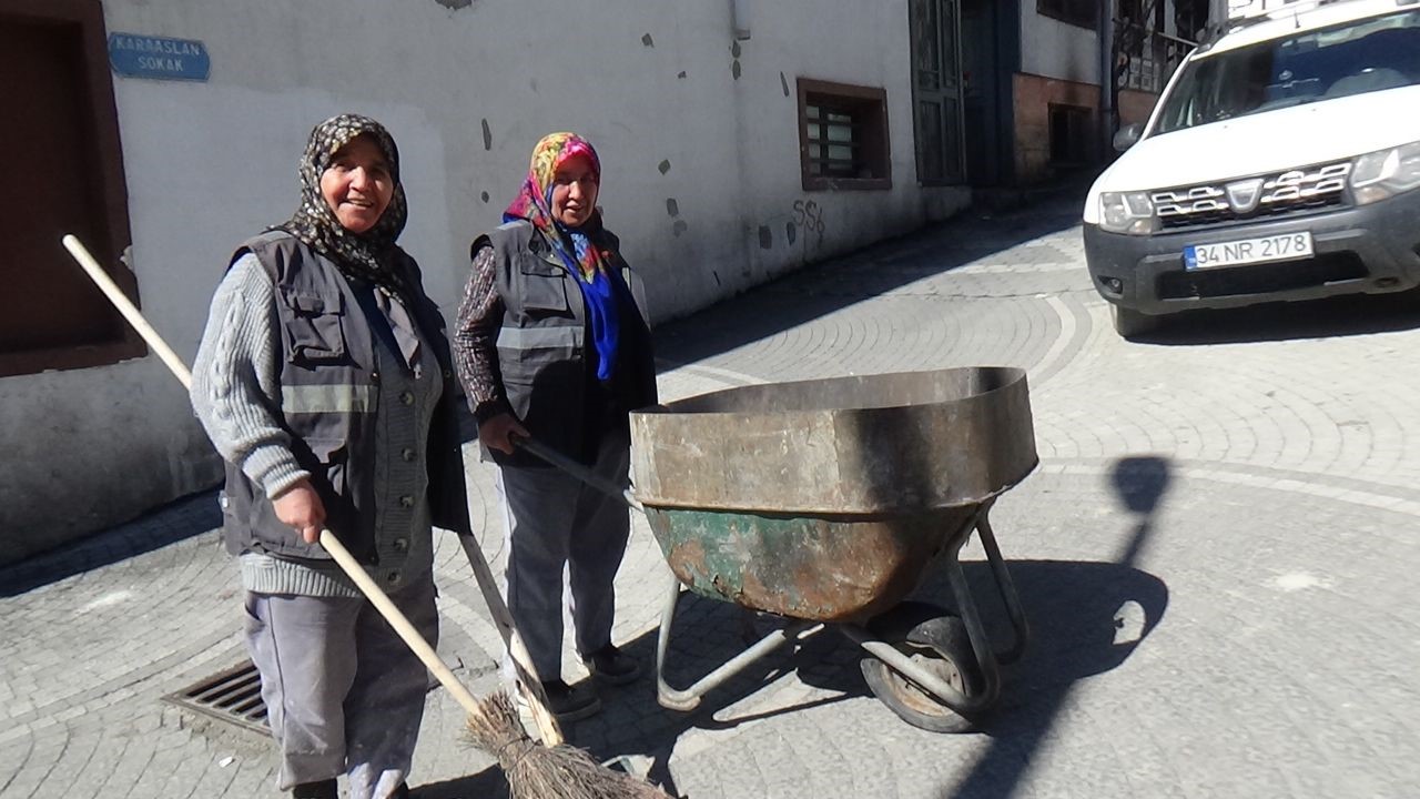 Emekçi Kadınlar Ekmek Paralarını Çöpten Çıkartıyor (1)