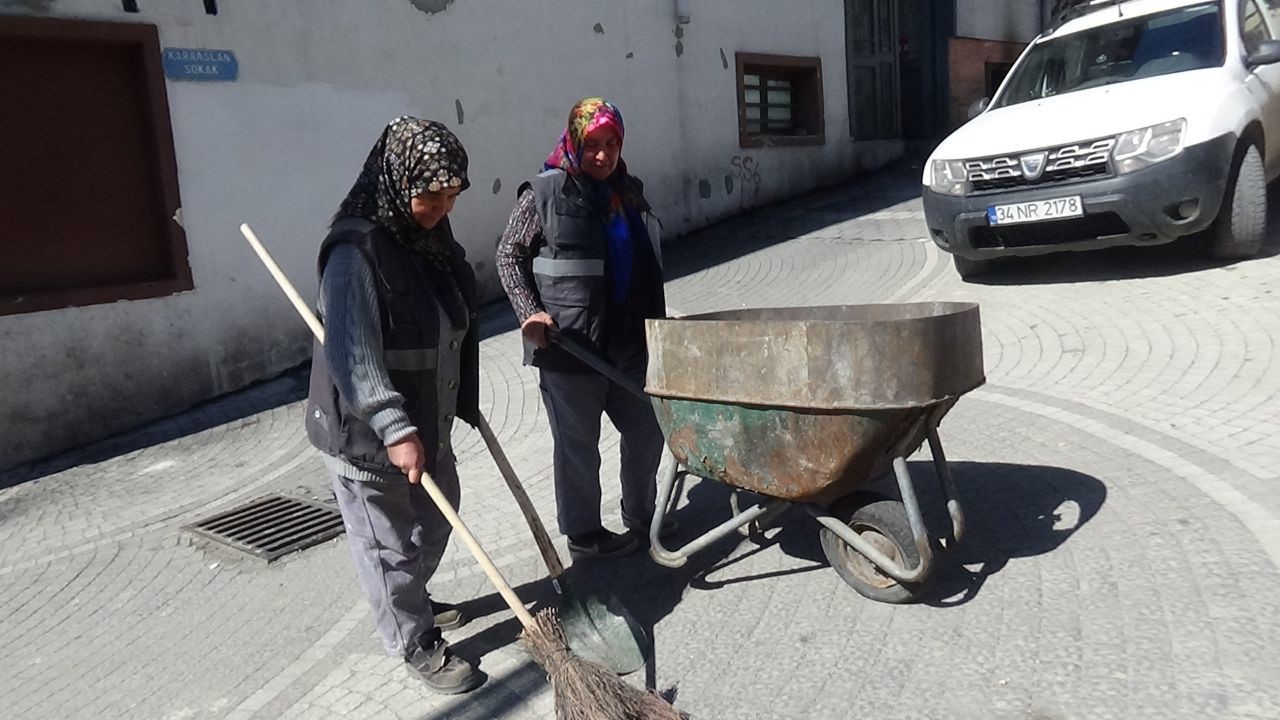 Emekçi Kadınlar Ekmek Paralarını Çöpten Çıkartıyor (2)