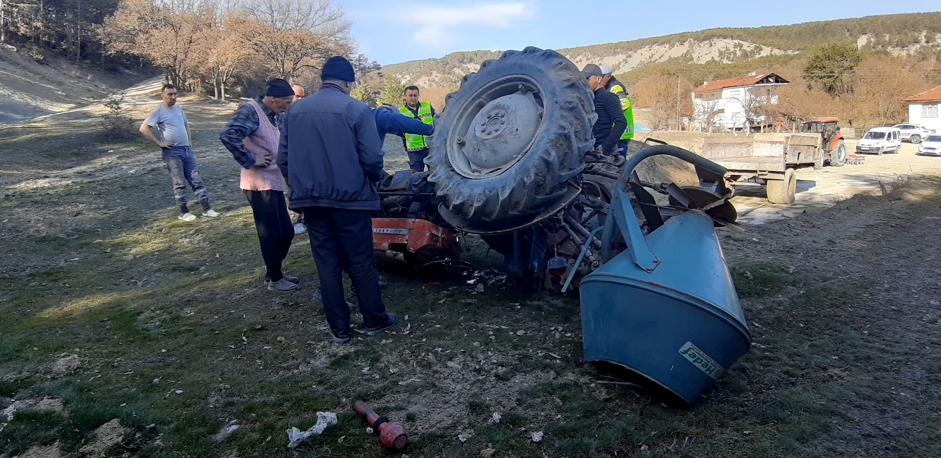 Mudurnu’da Traktör Devrildi Kadın Sürücü Yaralandı (4)