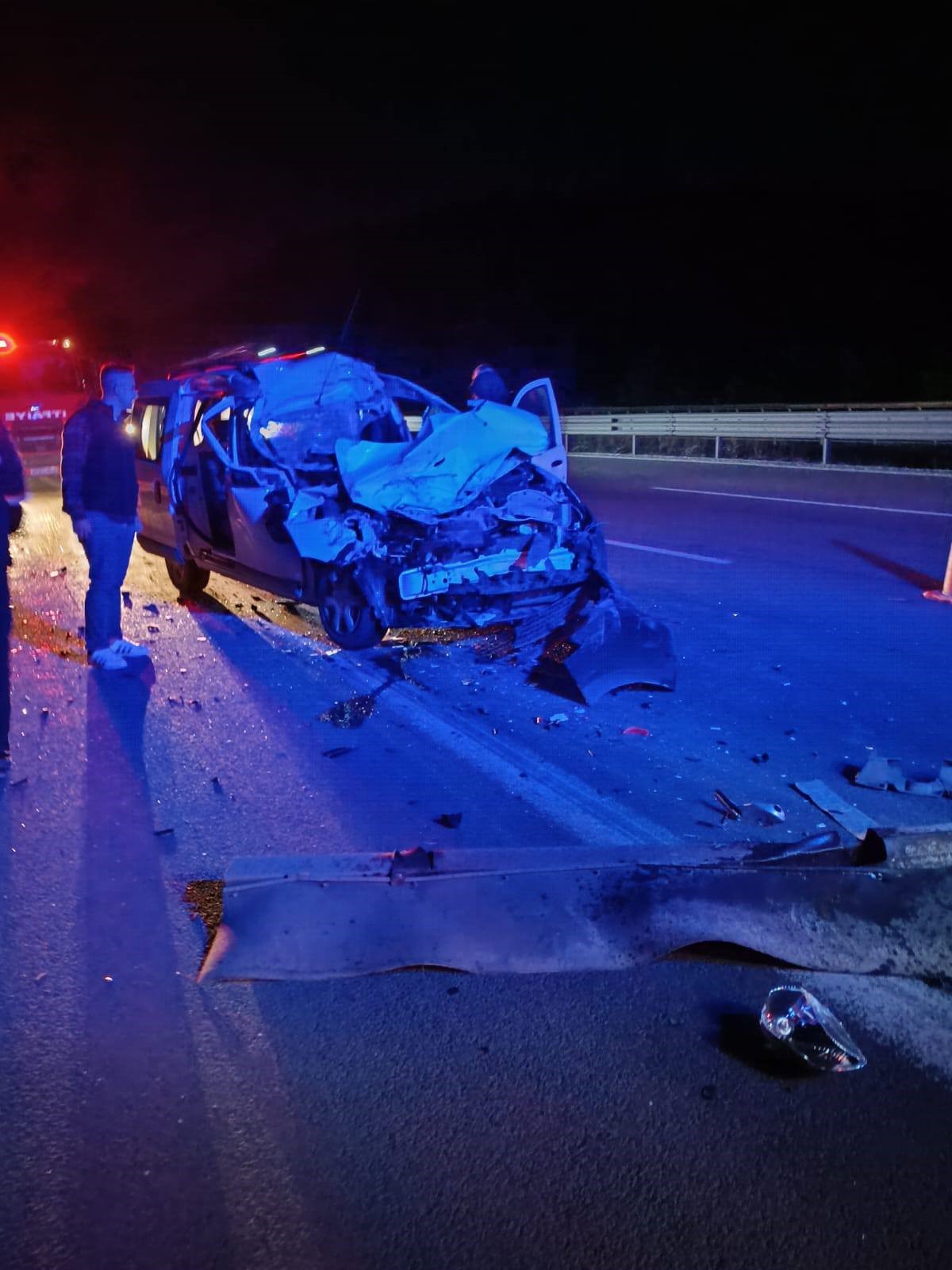 Tıra Arkadan Çarpan Araç Kağıt Gibi Ezildi 1 Ölü, 3 Yaralı (1)