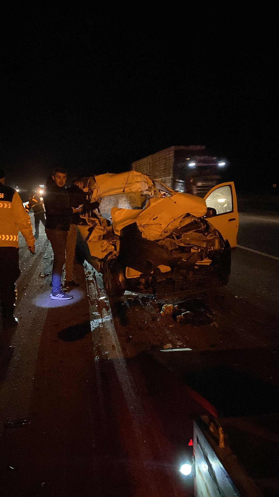 Tıra Arkadan Çarpan Araç Kağıt Gibi Ezildi 1 Ölü, 3 Yaralı (3)