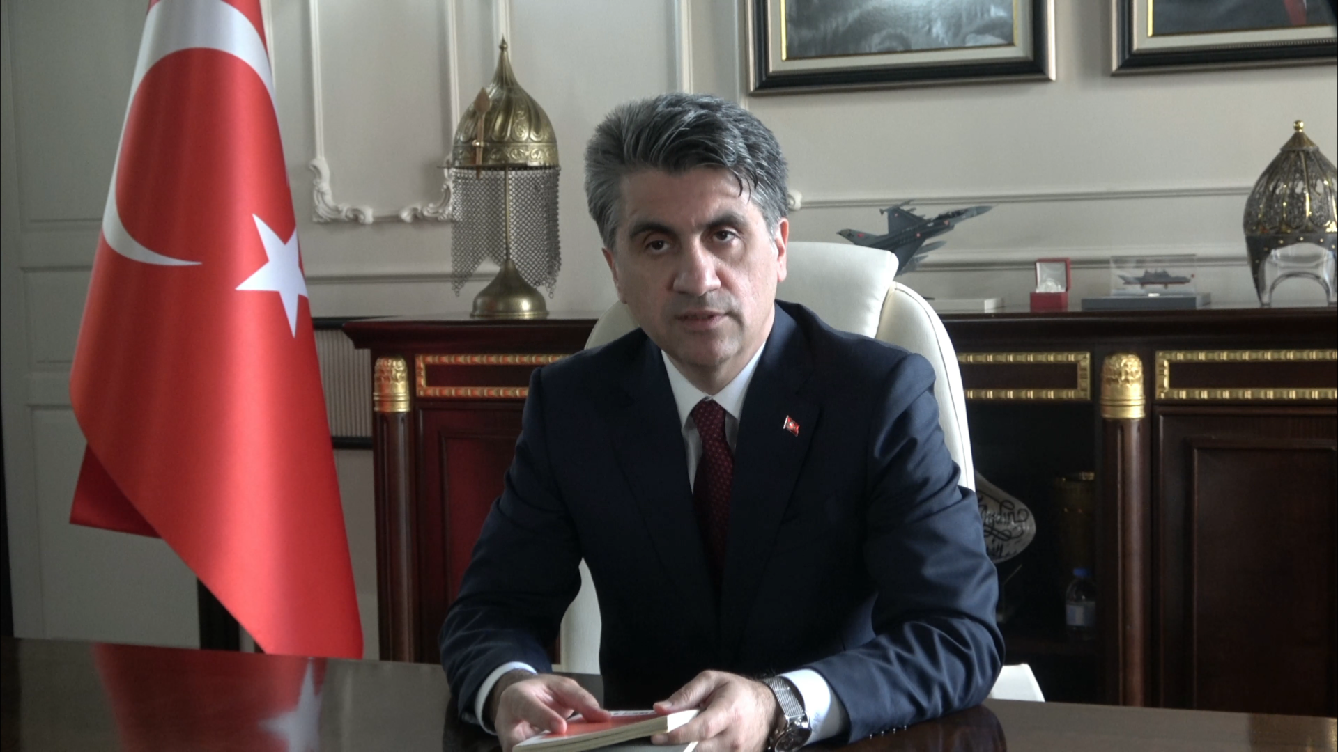 İl Bürokratları, Gençlere Meydana Okudu (1)-1