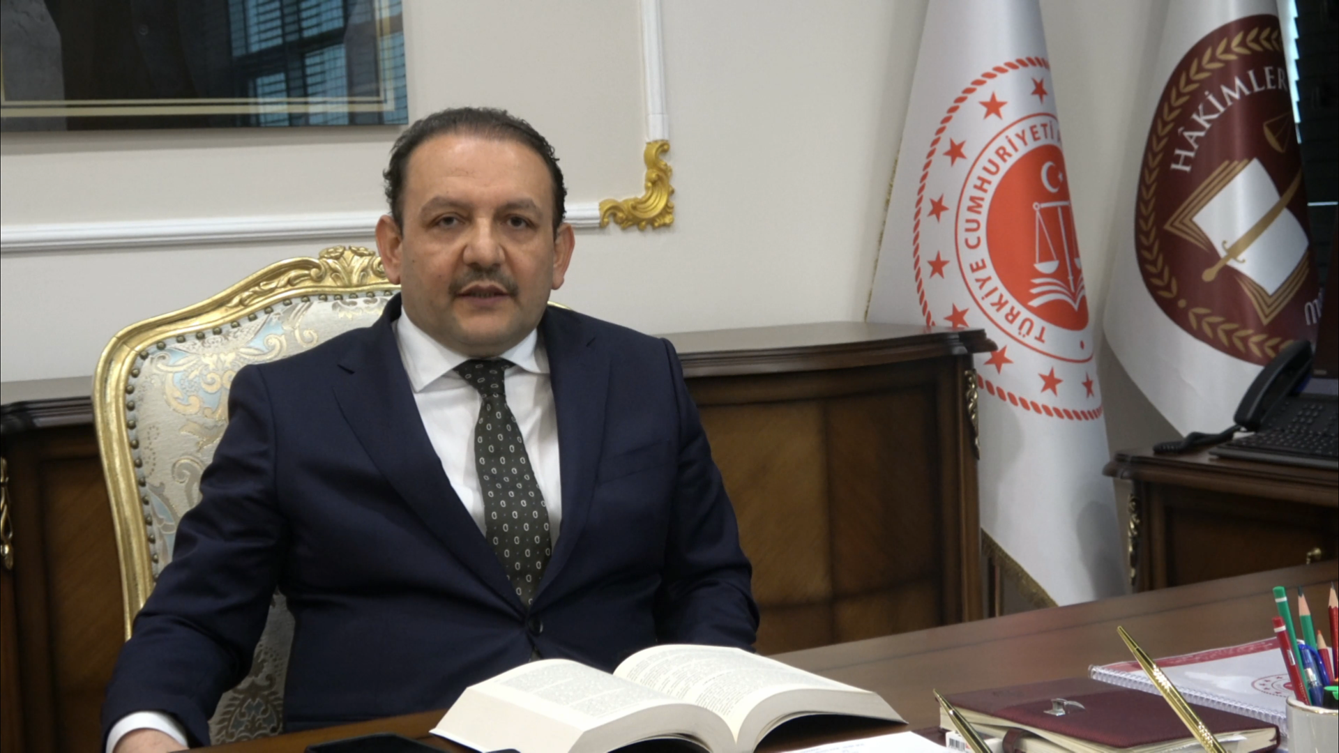 İl Bürokratları, Gençlere Meydana Okudu (9)