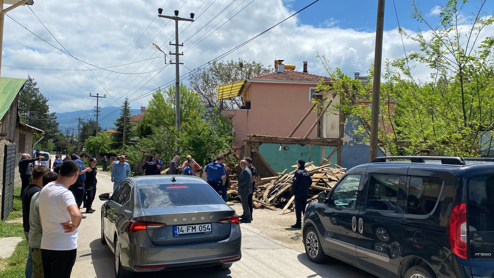 Ahşap Evin Yıkım Çalışmasında 1 Işçi Göçük Altında Kaldı (4)