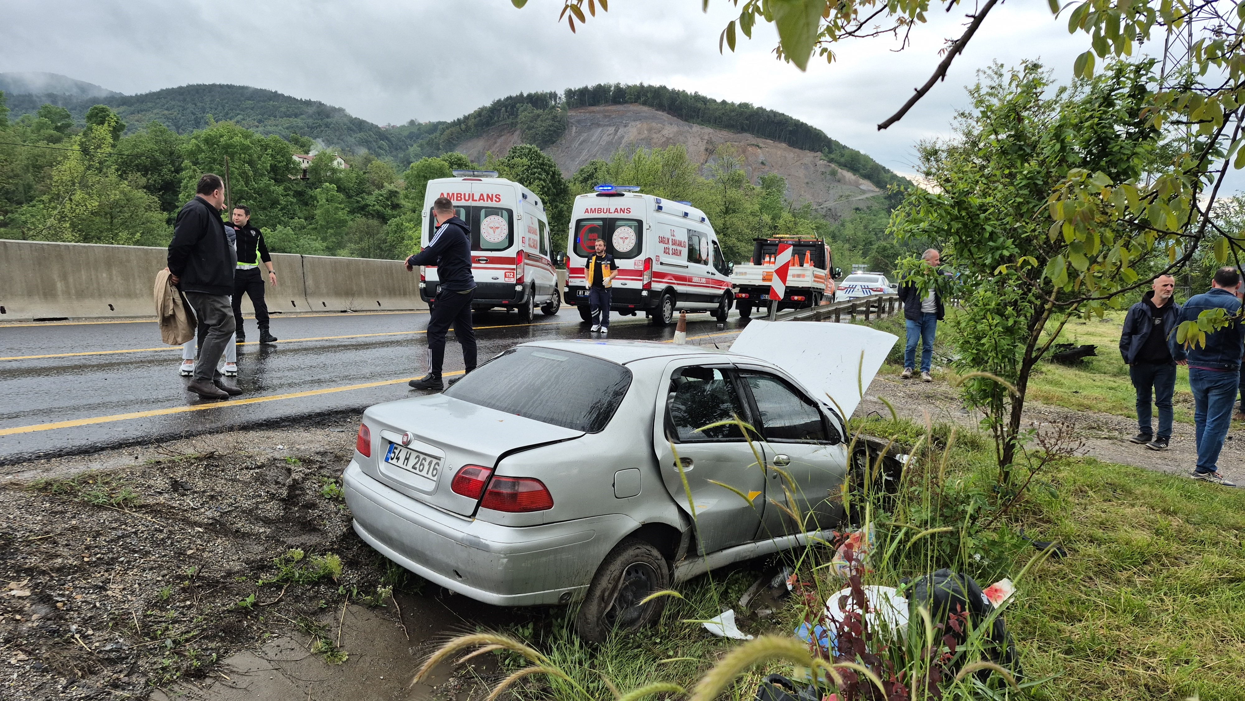 Bolu Dağında Otomobil Kanala Uçtu; 3 Yaralı (1)