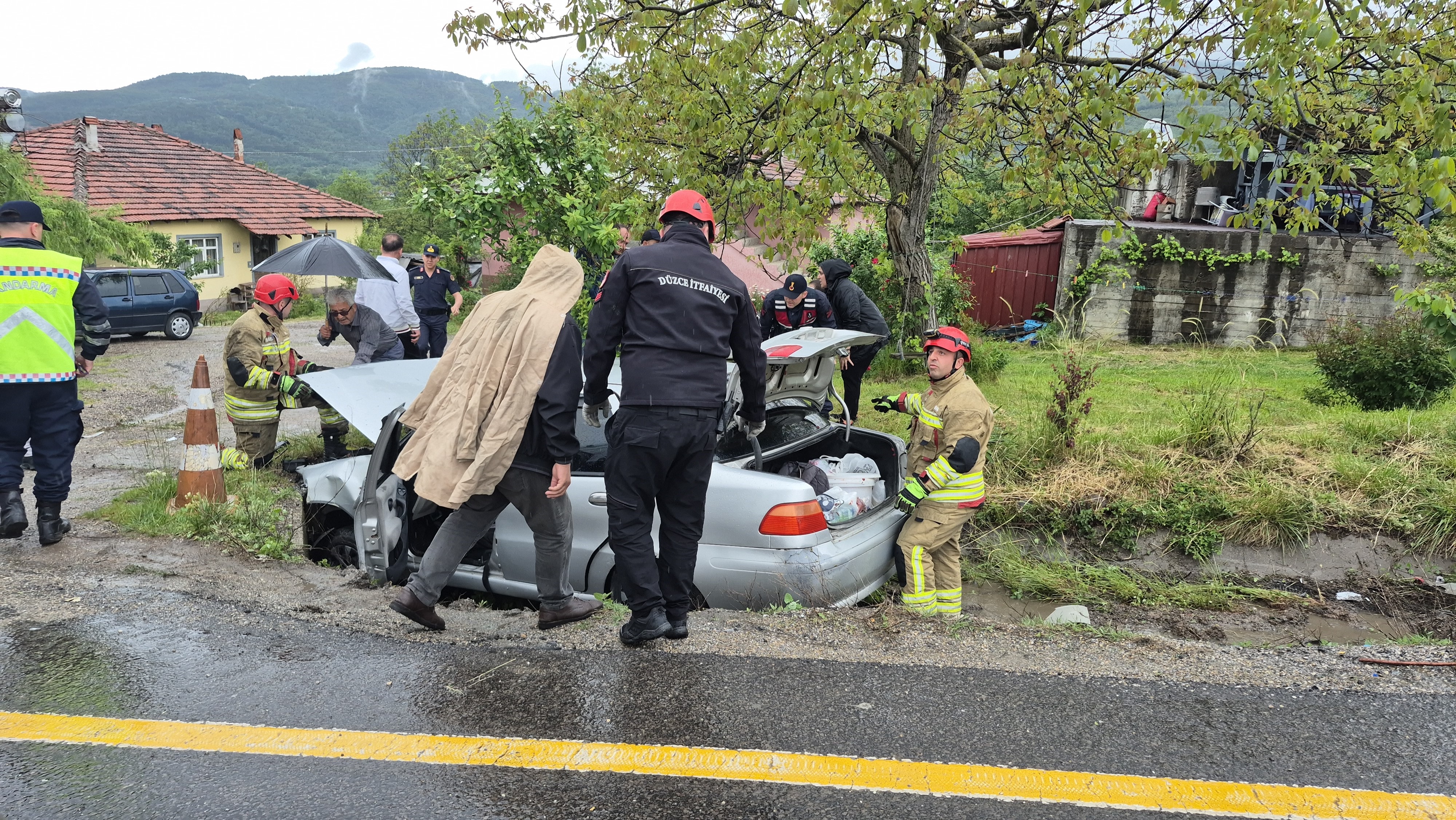 Bolu Dağında Otomobil Kanala Uçtu; 3 Yaralı (4)
