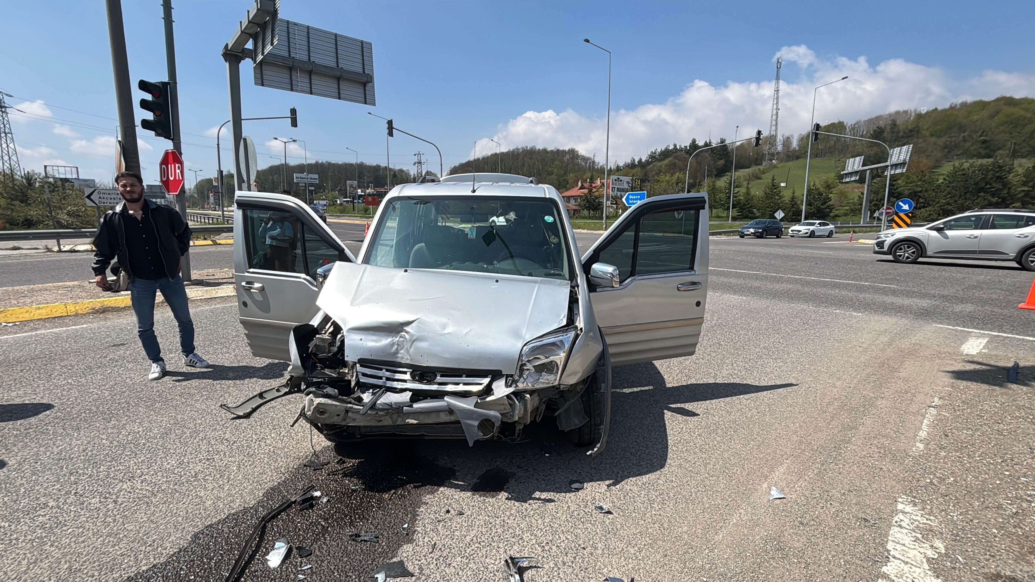 Bolu'da Hafif Ticari Araç Ile Otomobil Çarpıştı 10 Yaralı (1)
