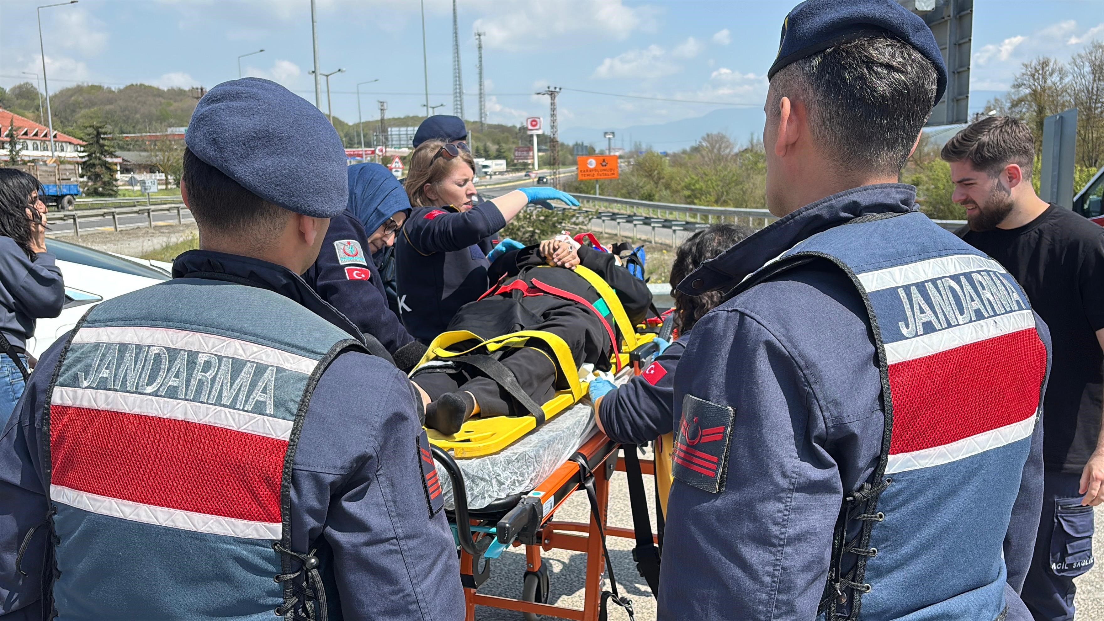 Bolu'da Hafif Ticari Araç Ile Otomobil Çarpıştı 10 Yaralı (2)