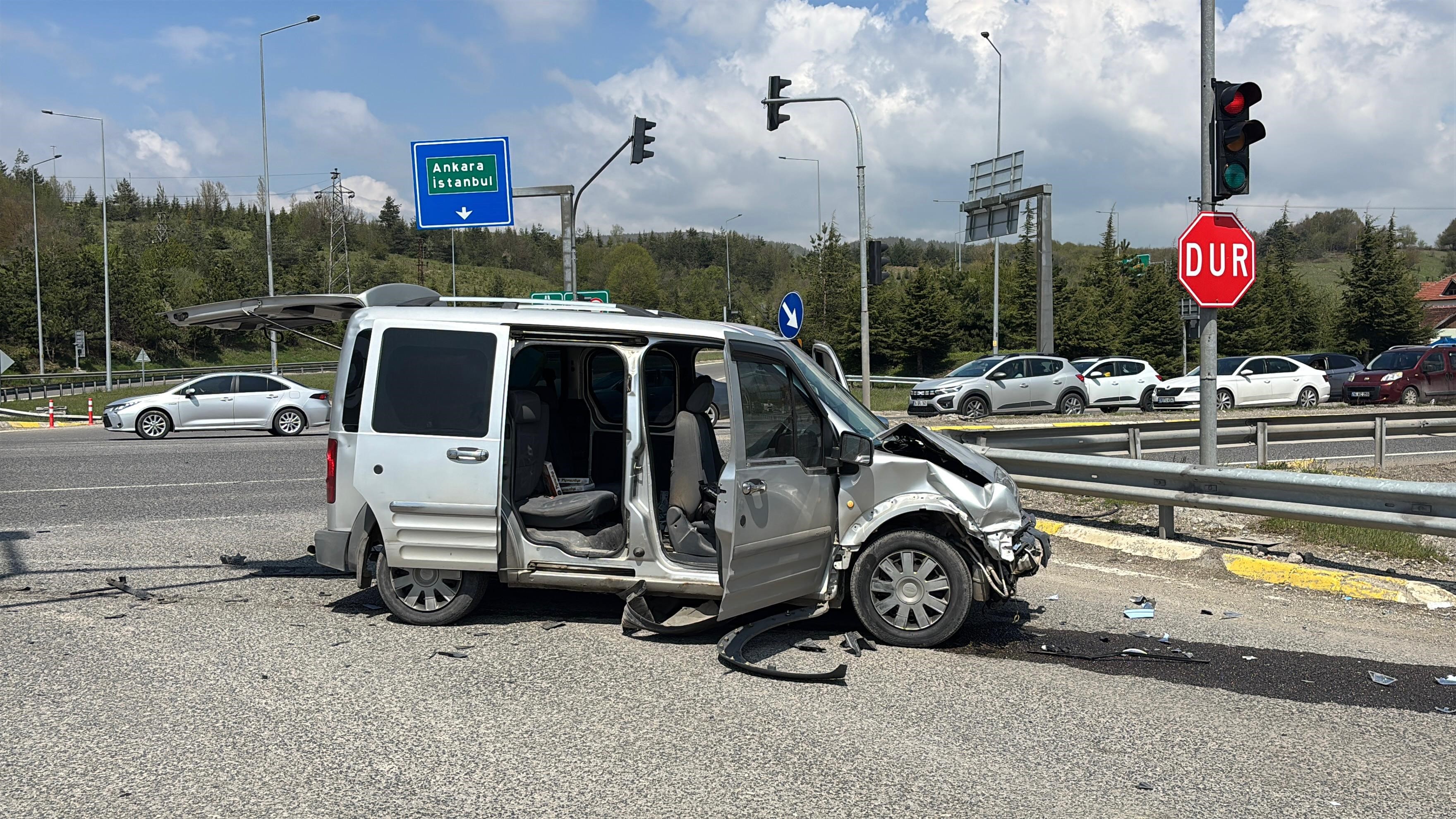 Bolu'da Hafif Ticari Araç Ile Otomobil Çarpıştı 10 Yaralı (4)