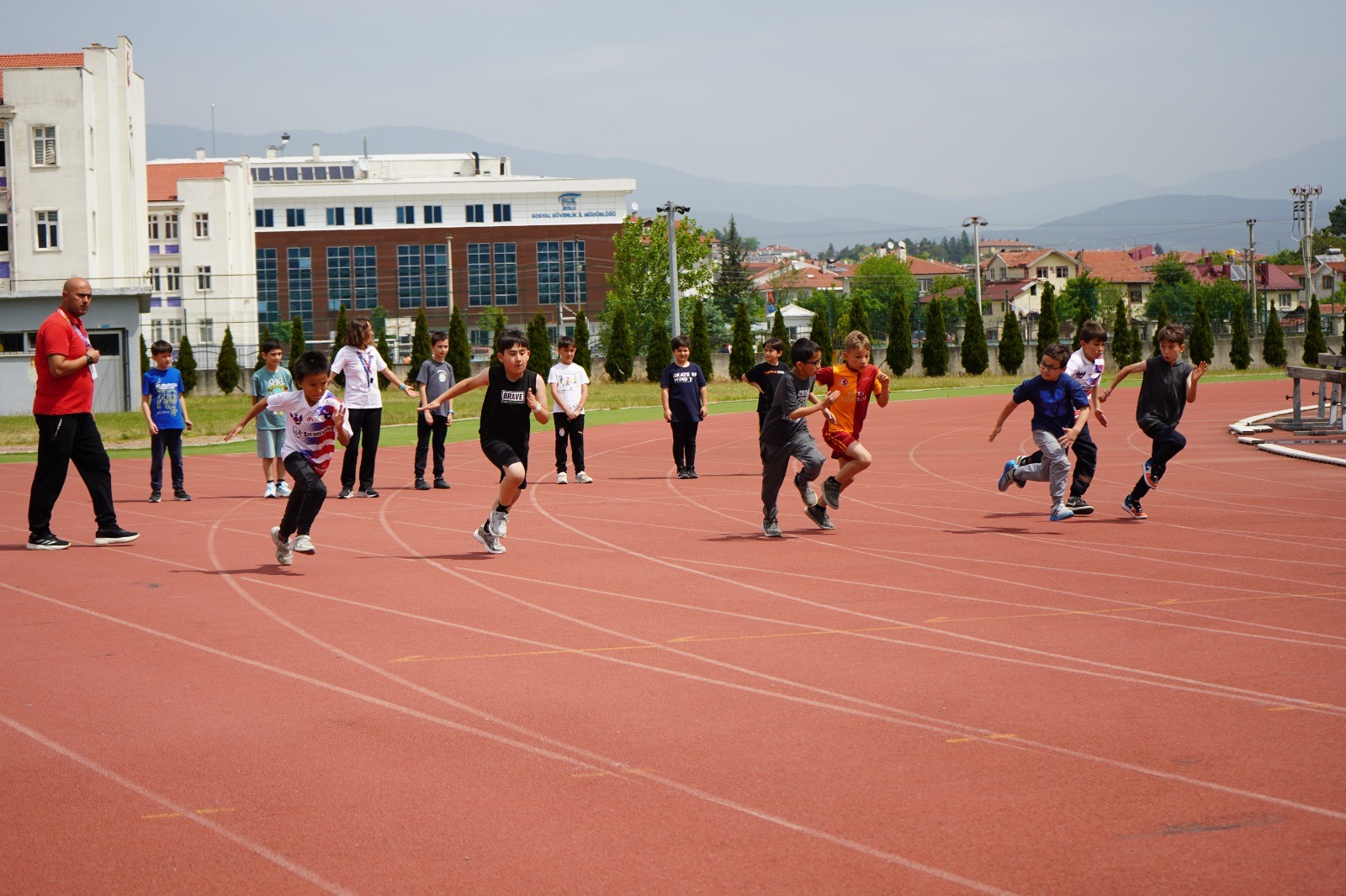 Bolu'da Minikler Atletizm Şenliği Renkli Görüntülere Sahne Oldu (2)