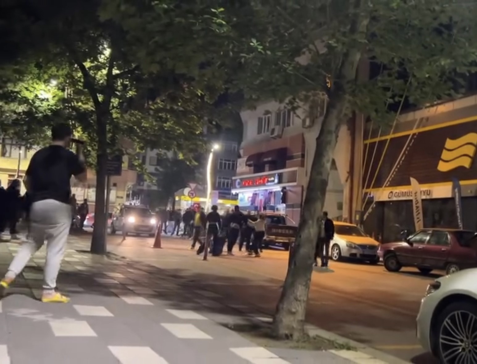 Bolu’da Sokak Ortasında Kavga Yumruklar Havada Uçuştu (2)