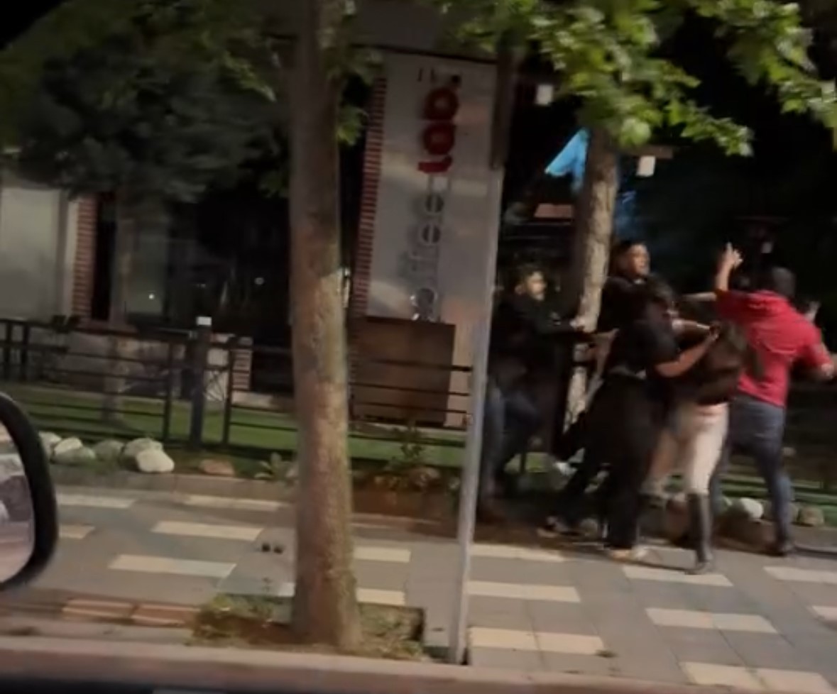 Bolu’da Sokak Ortasında Kavga Yumruklar Havada Uçuştu (3)