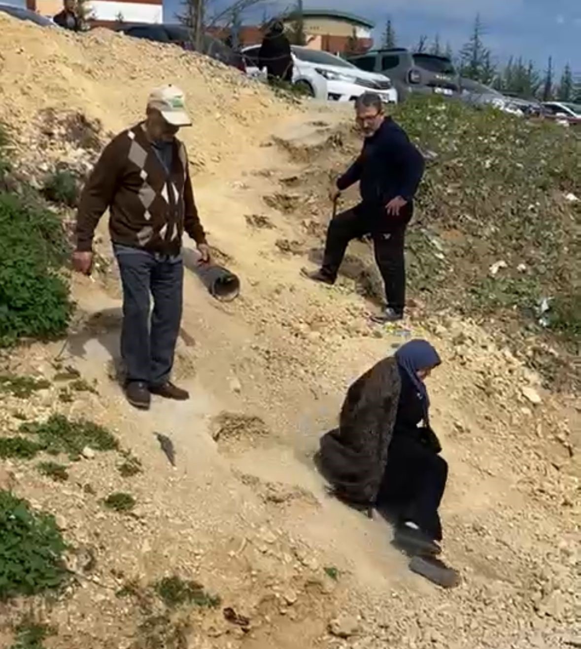 Hastanenin Kestirme Rampasında Yola Tepki Videosu Çekerken  Düştüler (1)