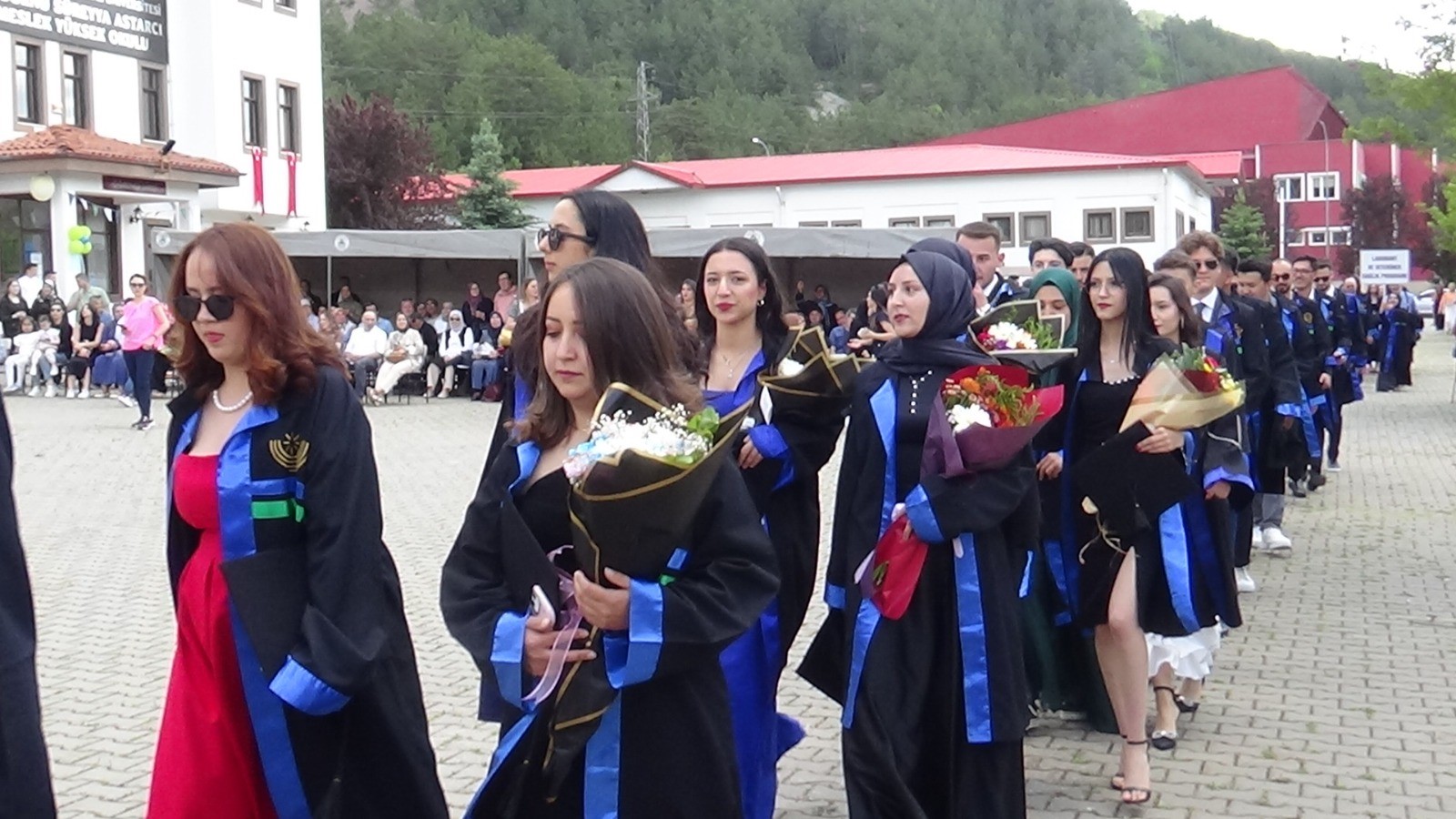 Mudurnu’da 26. Dönem Mezunları Diplomalarını Coşkuyla Aldı (6)