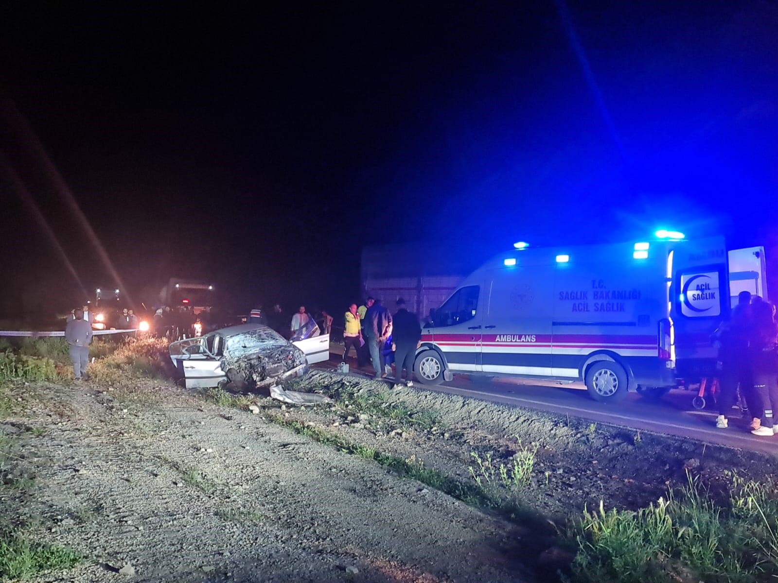Otomobil Ile Kamyon Kafa Kafaya Çarpıştı 1 Ölü, 4 Yaralı (3)