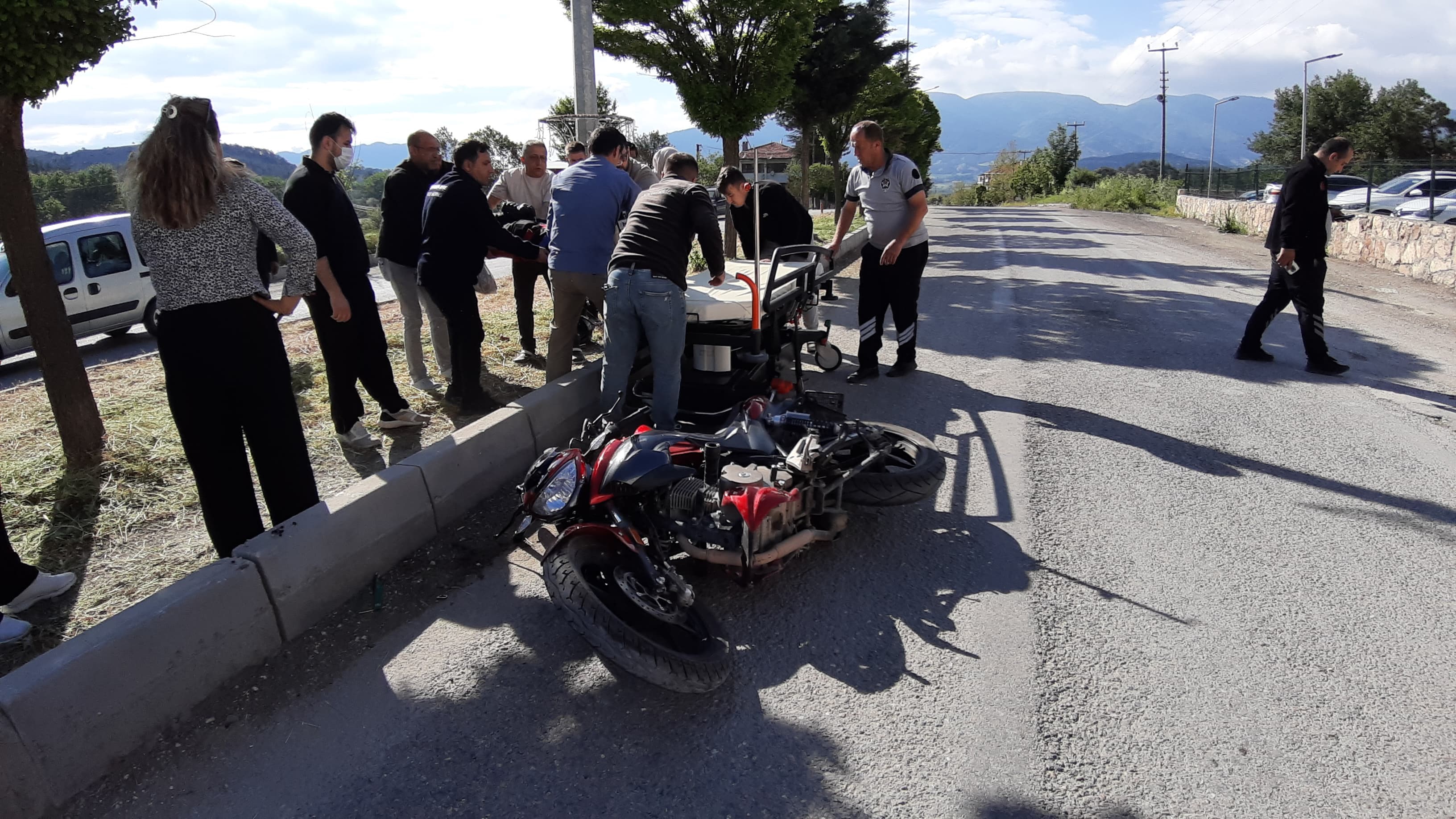 Otomobile Çarpmamak Için Refüje Girdi (2)