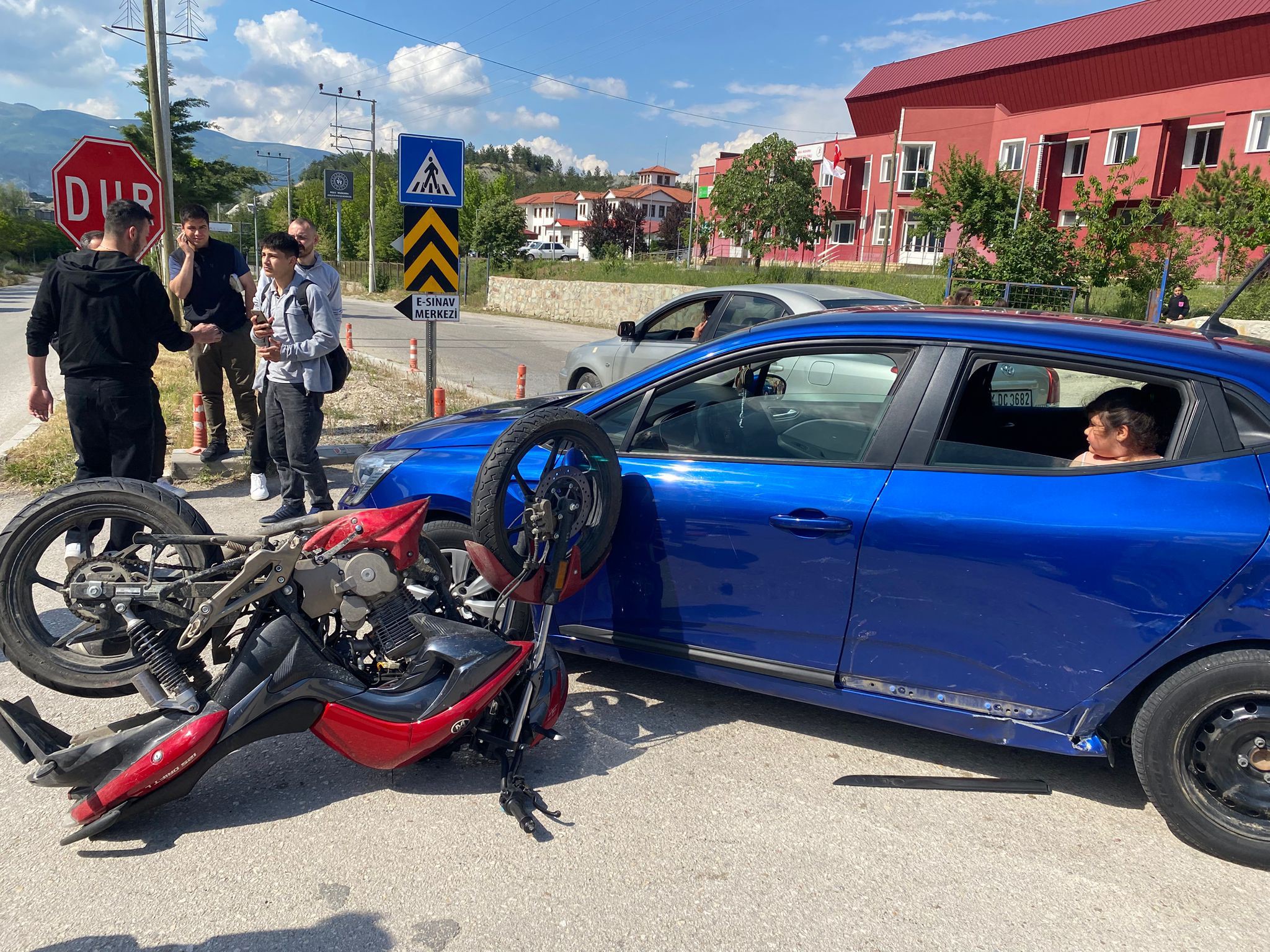 Otomobille Çarpışan Motosiklet Sürücüsü Yaralandı (4)