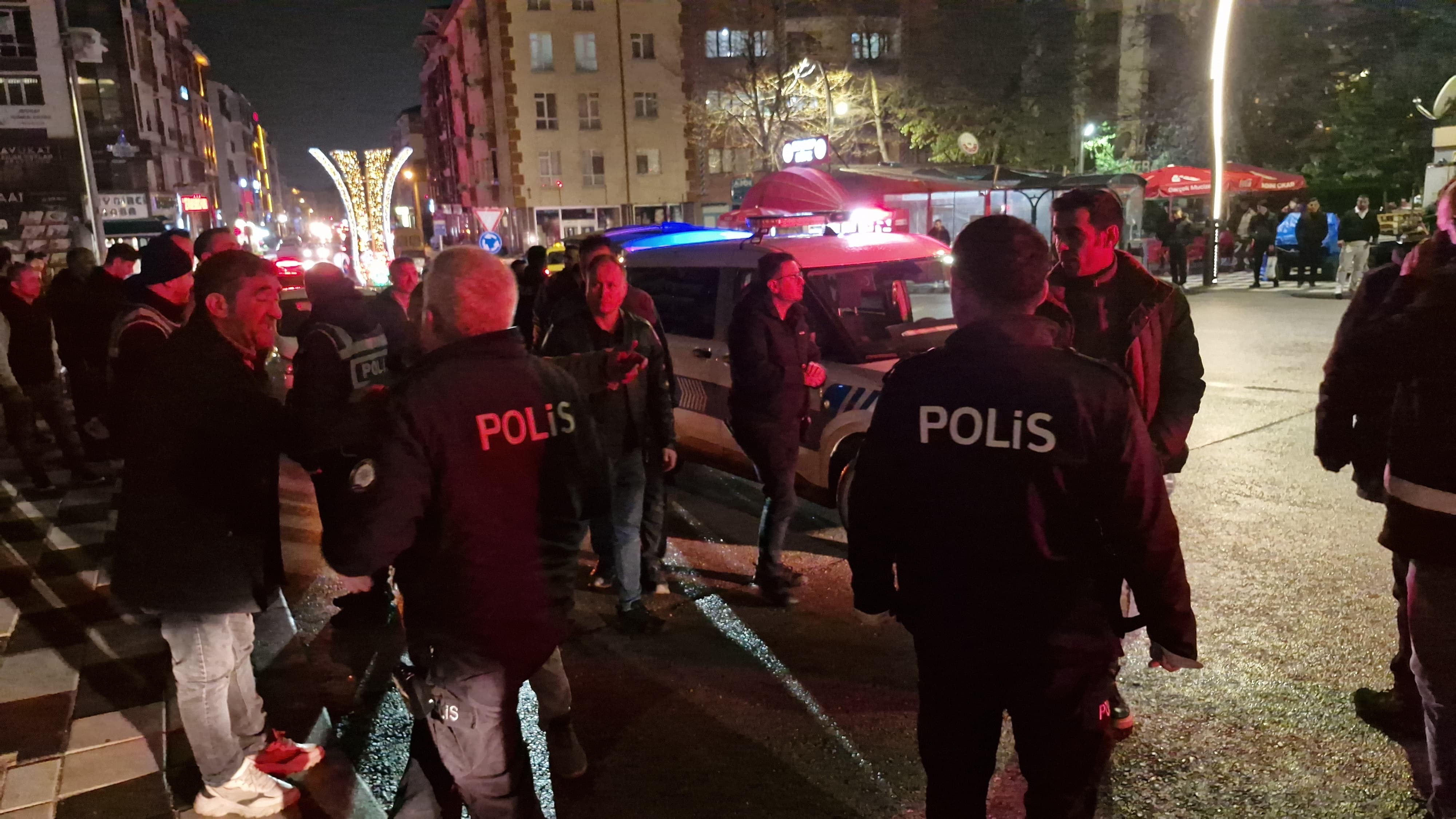 Sokak Ortasında Tekmeli Yumruklu Kavga 3 Yaralı, 5 Gözaltı (2)