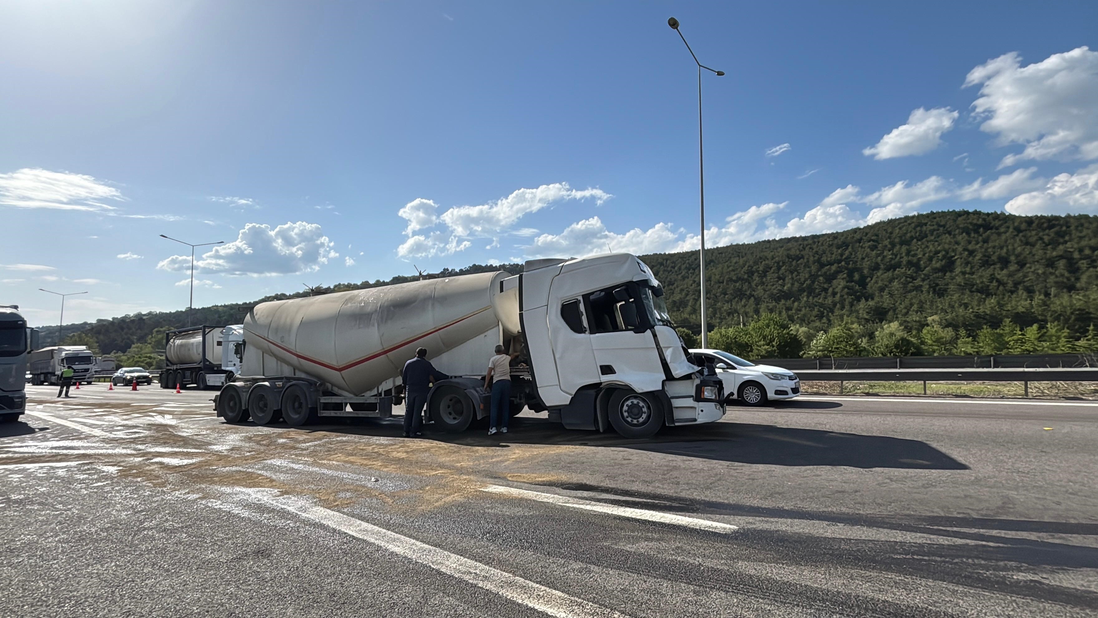 Tem Otoyolu'nda 2 Tır Çarpıştı 1 Yaralı (1)
