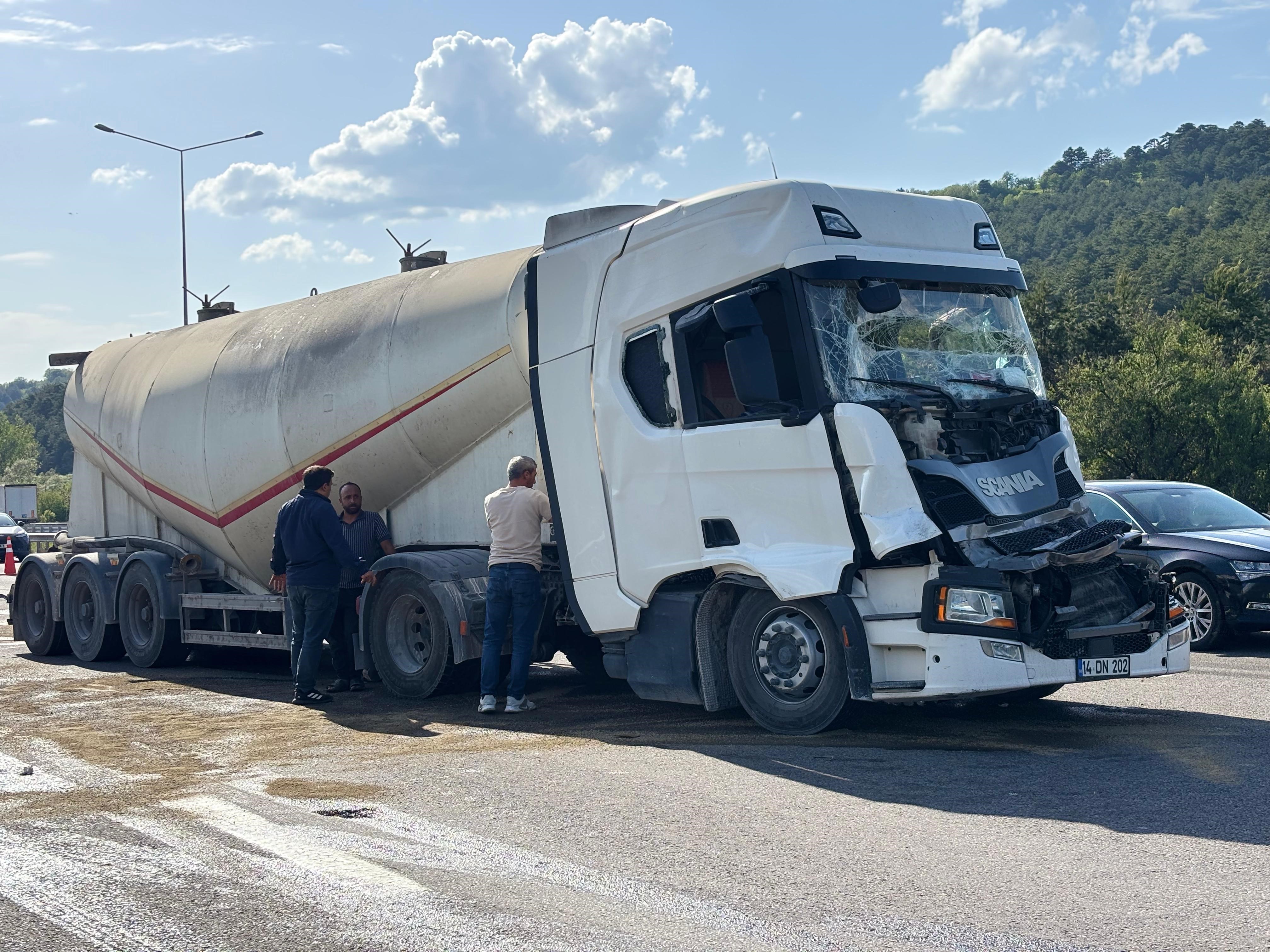 Tem Otoyolu'nda 2 Tır Çarpıştı 1 Yaralı (4)