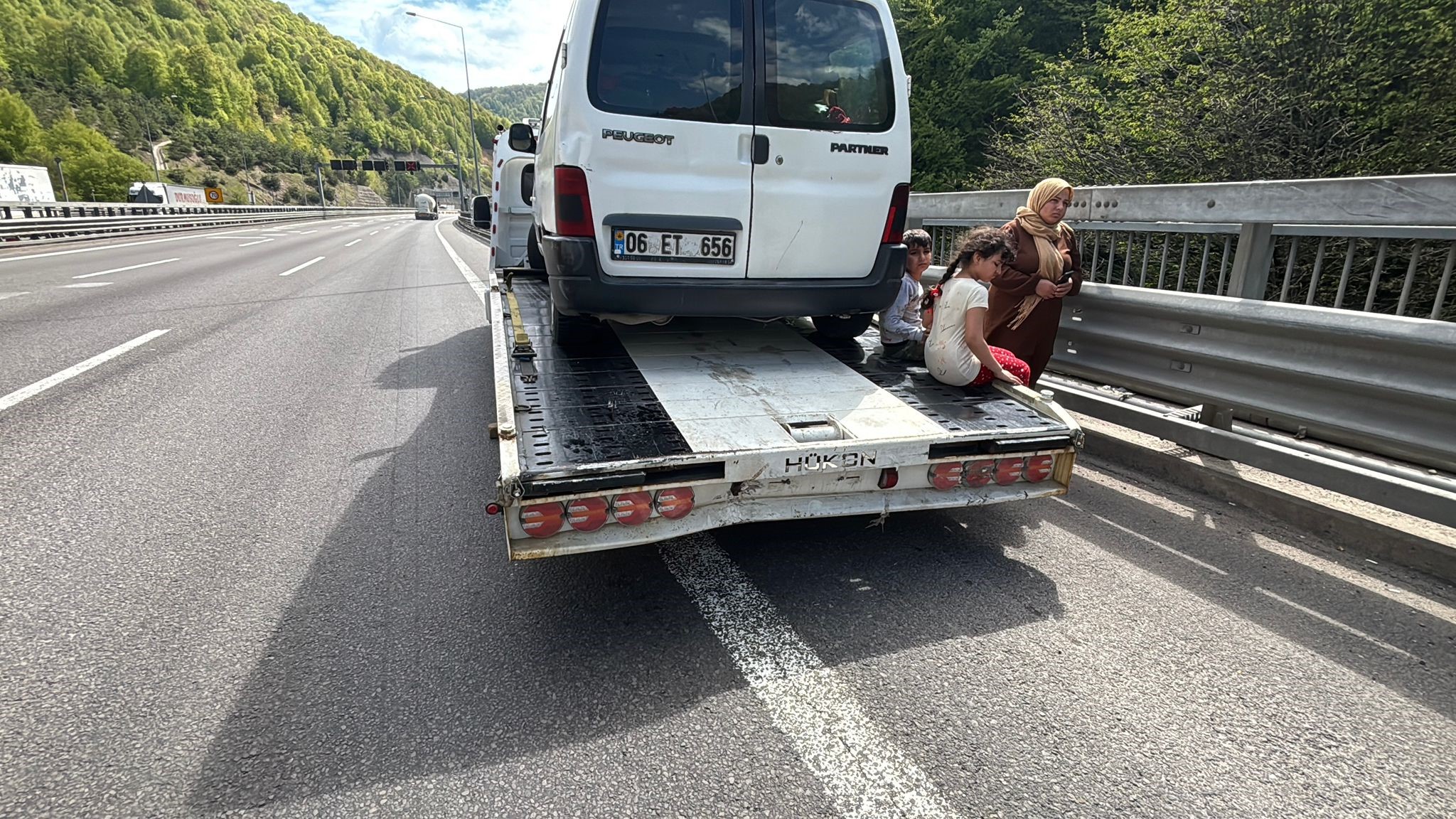 Tem’de Otomobille Oto Kurtarıcı Çarpıştı 3 Yaralı (4)