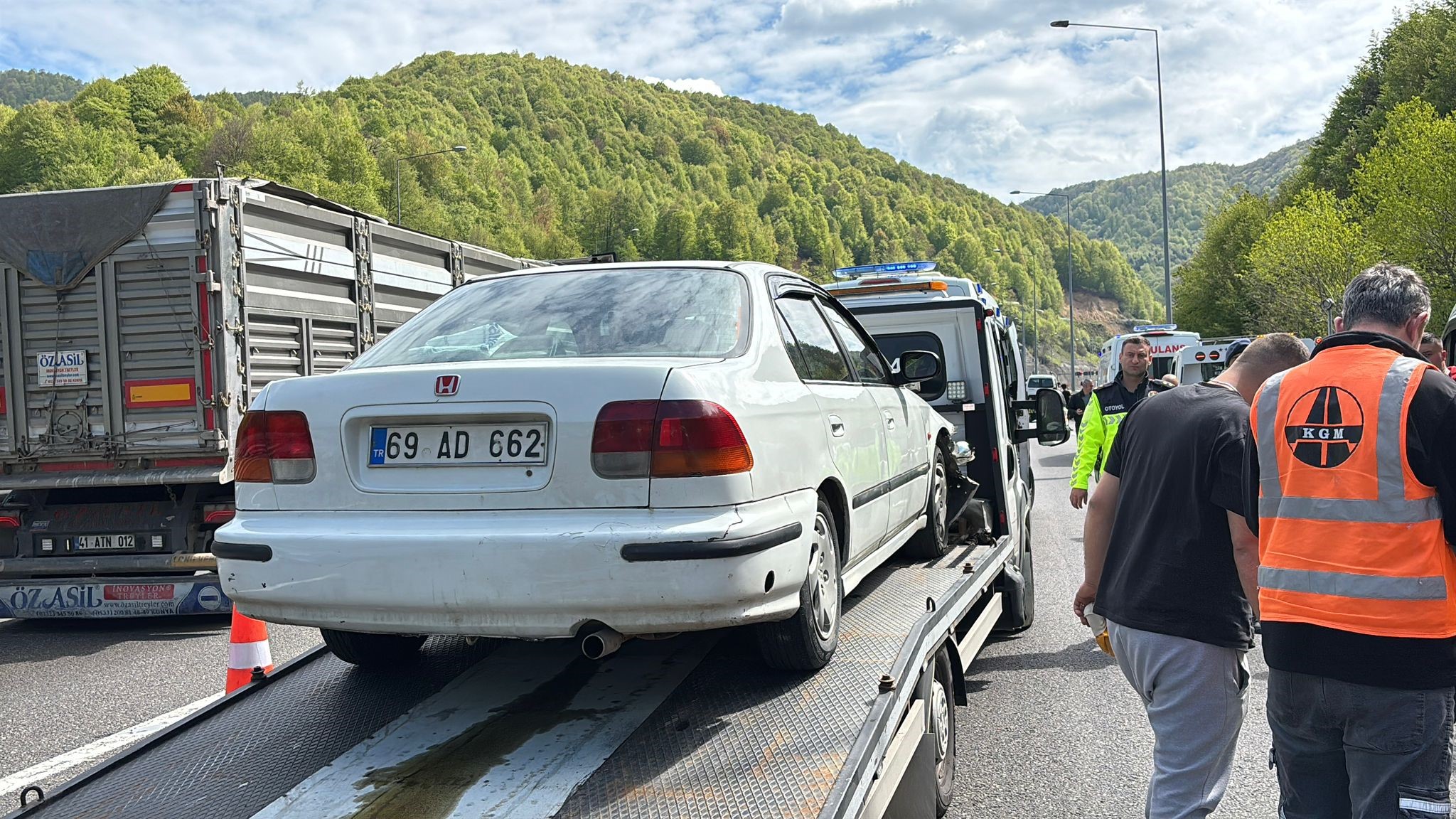 Tem’de Otomobille Oto Kurtarıcı Çarpıştı 3 Yaralı (5)