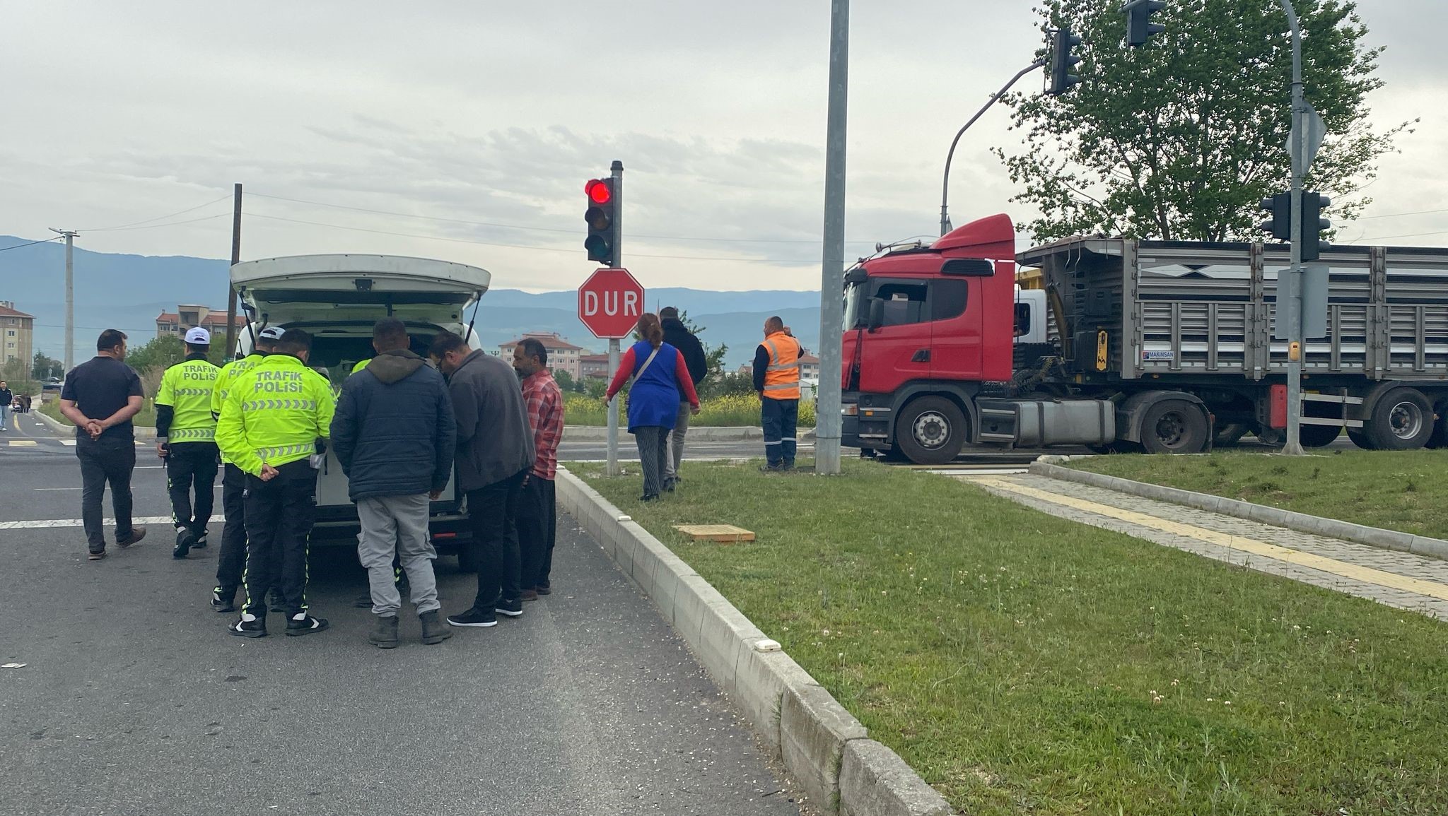 Tır Ile Kamyonet Çarpıştı 1 Yaralı (3)