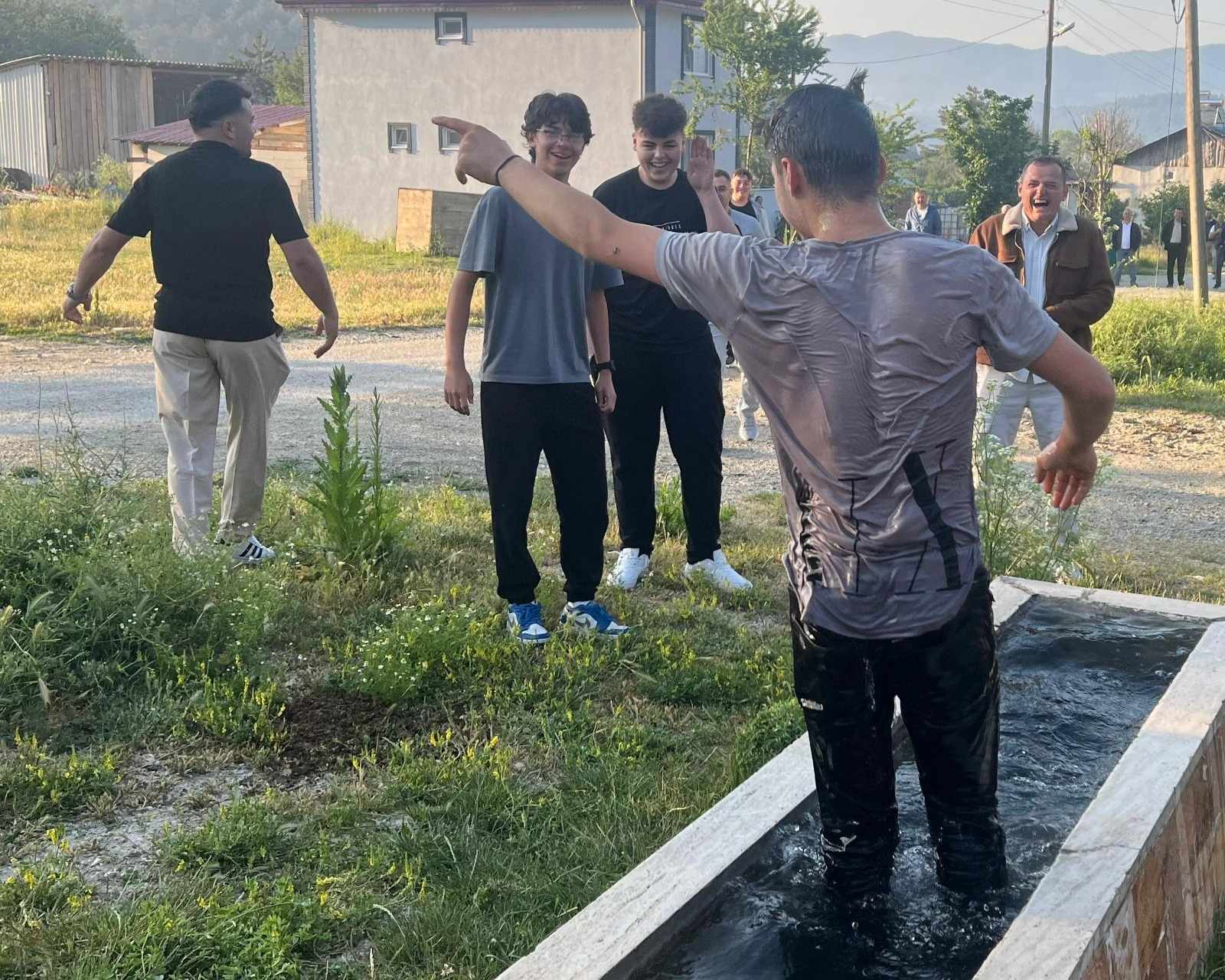 Bayram Namazına Gelmeyenleri Buz Gibi Suda Uyandırıyorlar (7)