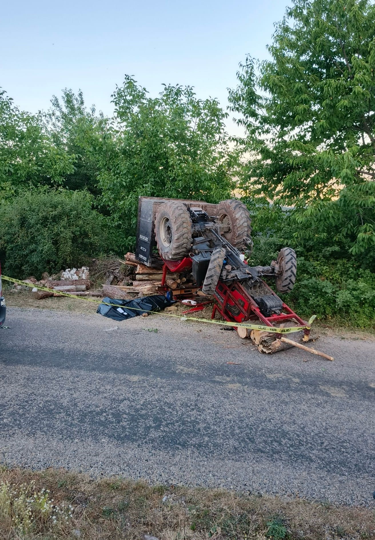 Bolu'da Feci Kaza... Kontrolden Çıkan Traktör Devrildi 1 Ölü, 2 Yaralı (1)