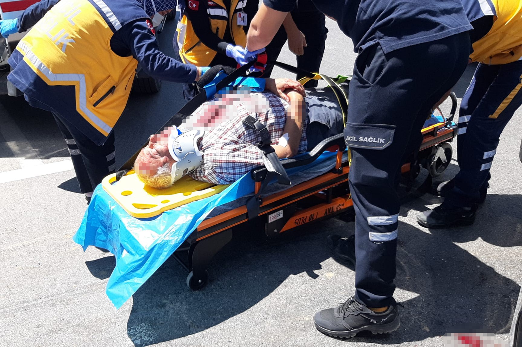 Bolu’da Kavşakta Süt Kamyonu Ile Otomobil Çarpıştı 2 Yaralı (2)