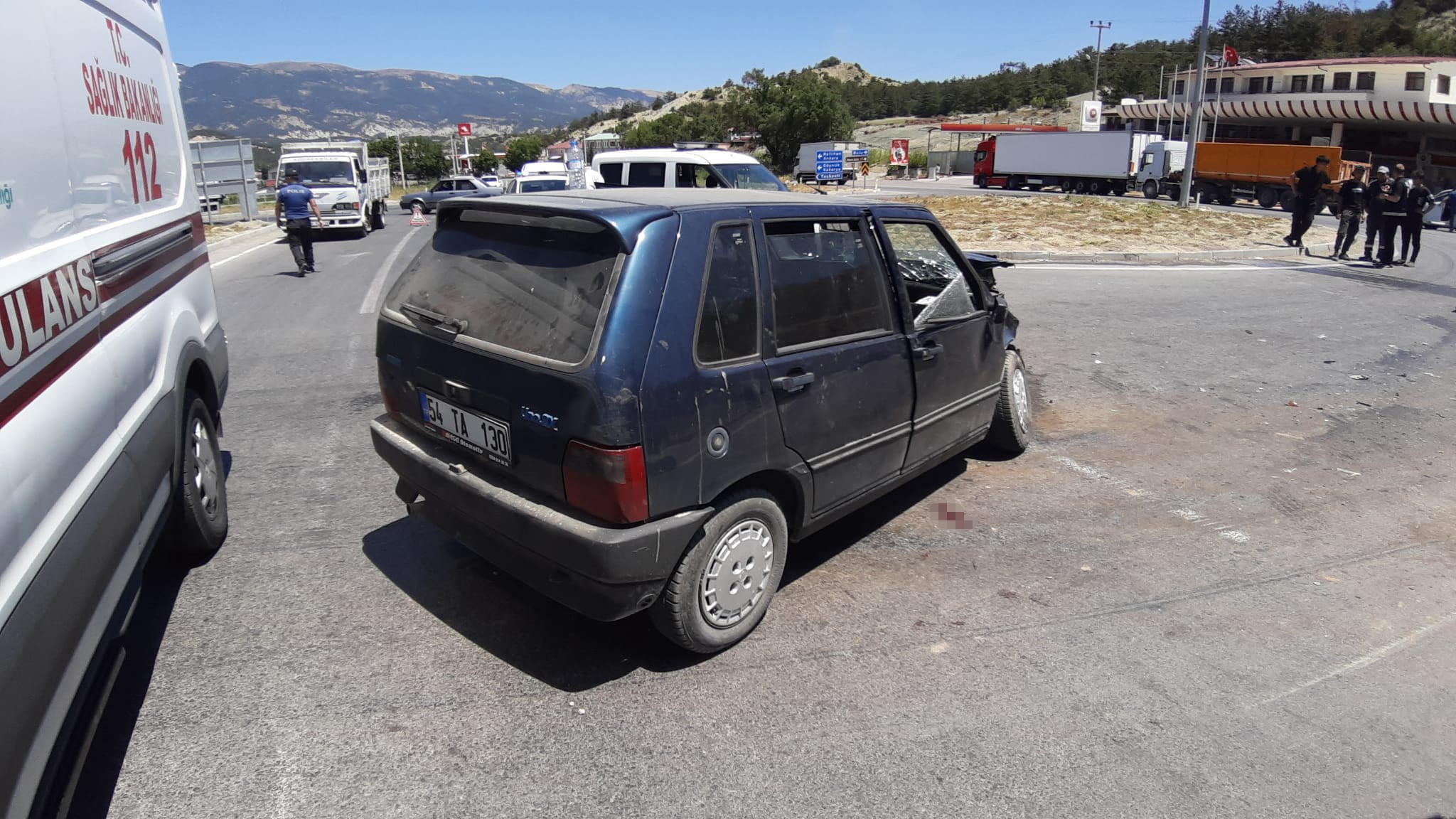 Bolu’da Kavşakta Süt Kamyonu Ile Otomobil Çarpıştı 2 Yaralı (5)