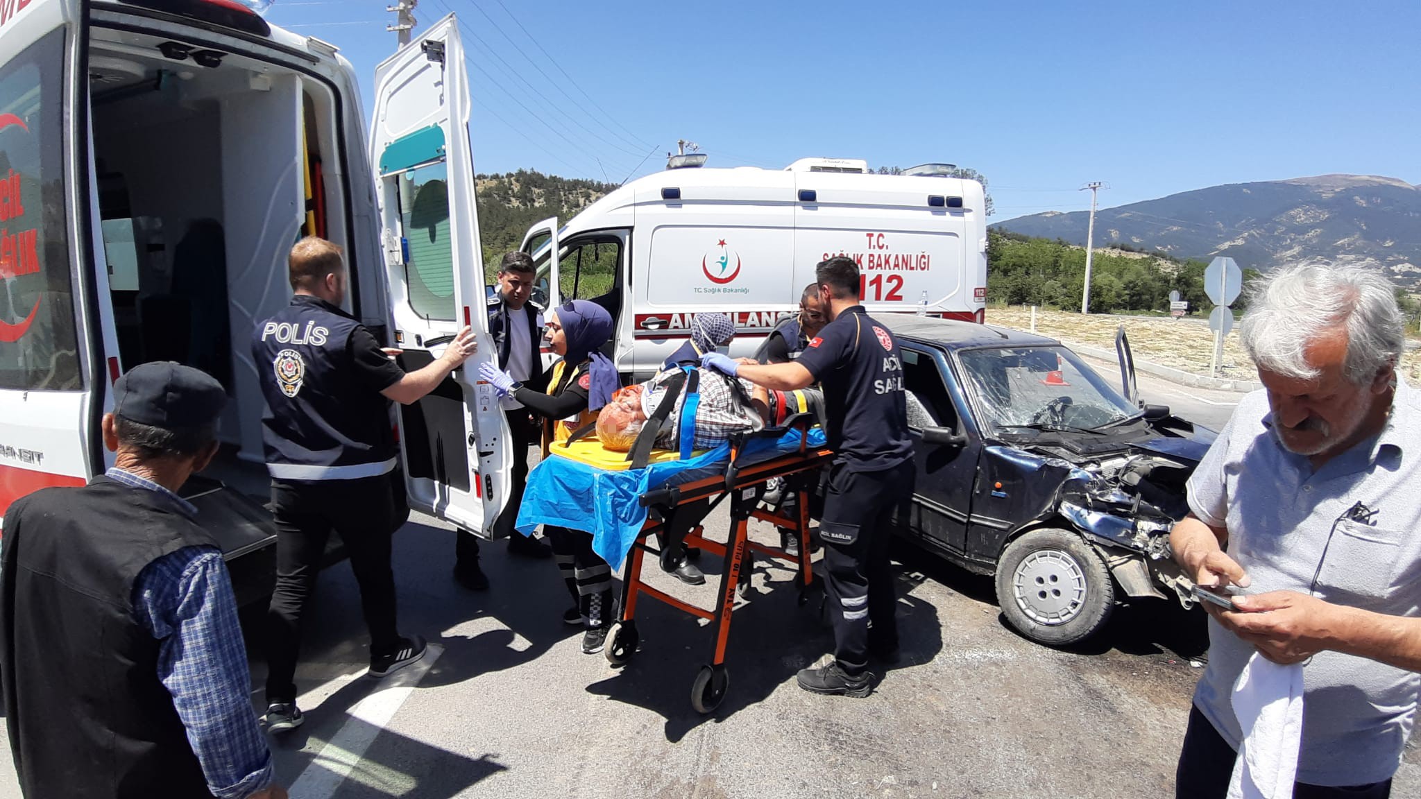 Bolu’da Kavşakta Süt Kamyonu Ile Otomobil Çarpıştı 2 Yaralı (7)