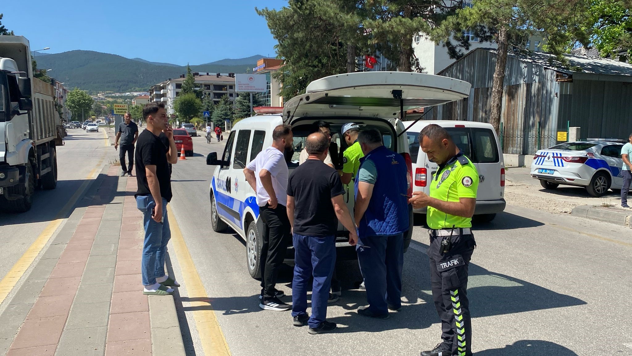 Bolu’da Yola Aniden Çıkan 7 Yaşındaki Çocuğa Otomobil Çarptı O Anlar, Güvenlik Kamerasına Yansıdı (2)