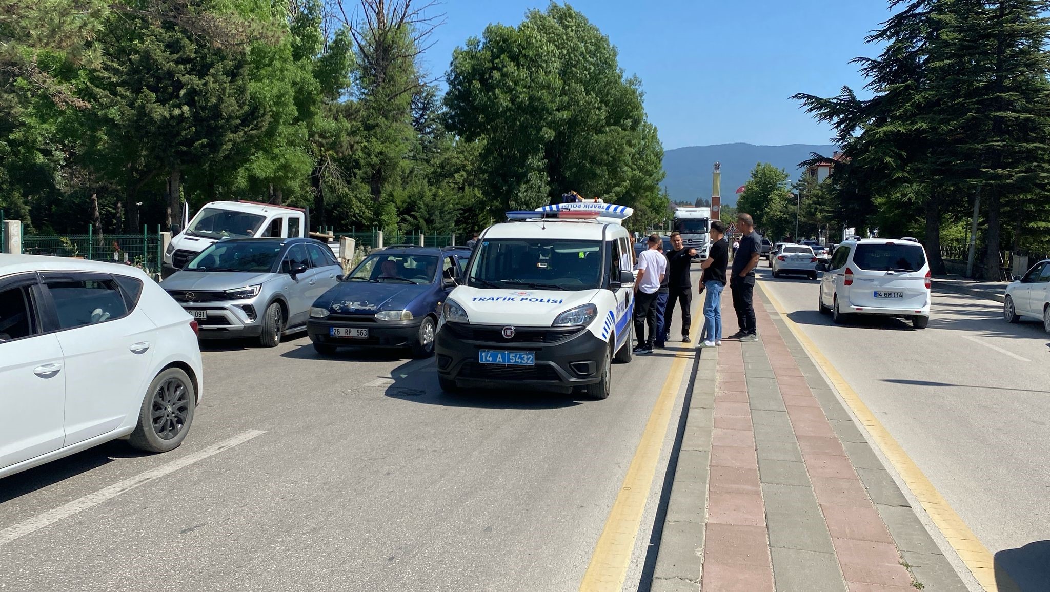 Bolu’da Yola Aniden Çıkan 7 Yaşındaki Çocuğa Otomobil Çarptı O Anlar, Güvenlik Kamerasına Yansıdı (5)