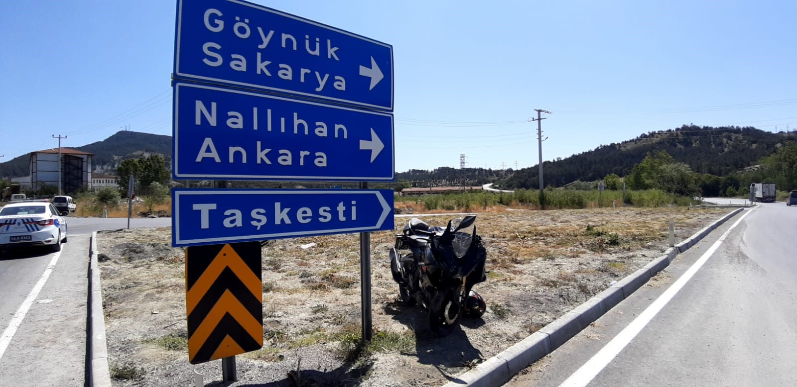 İlçe Girişindeki Kavşakta Motosikletle Otomobil Çarpıştı 2 Yaralı (2)