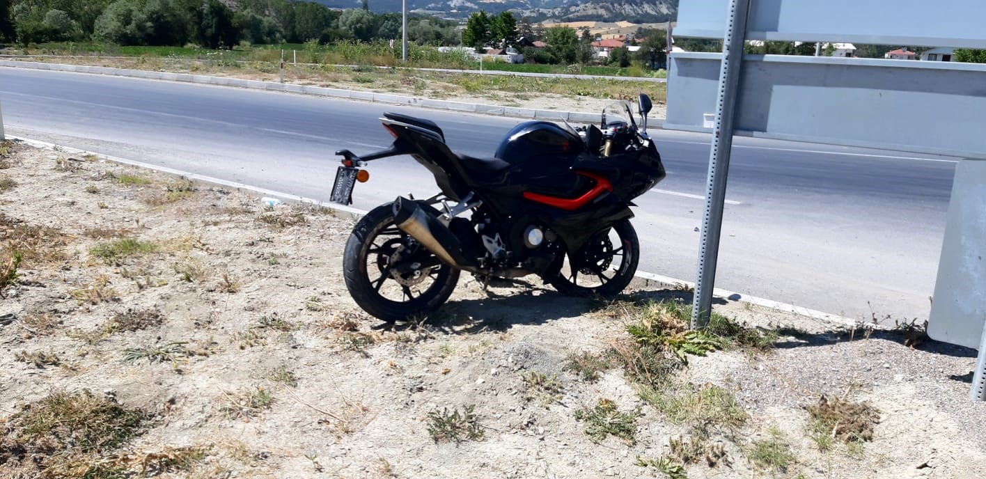 İlçe Girişindeki Kavşakta Motosikletle Otomobil Çarpıştı 2 Yaralı (4)