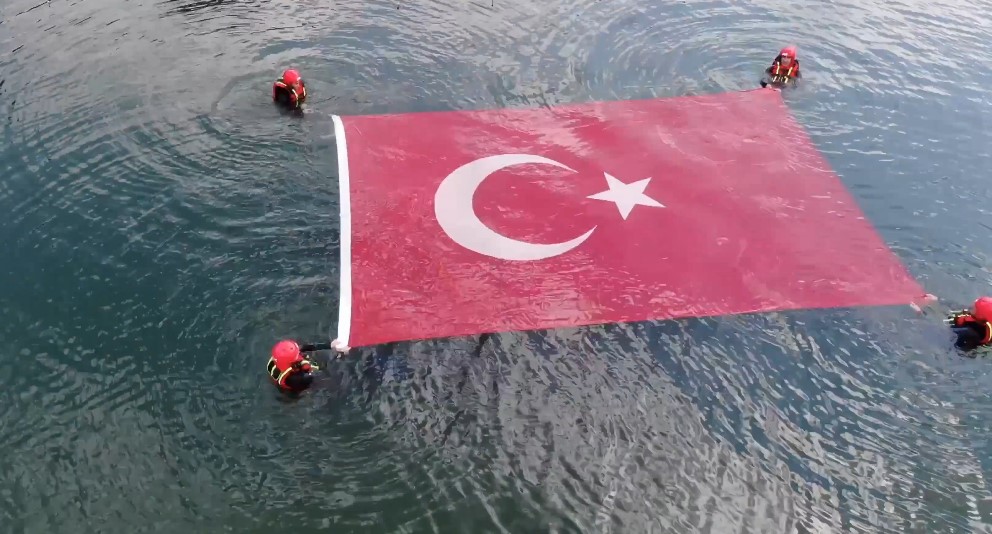 Jandarma 186. Yılını Böyle Kutladı Gölün Içinde Türk Bayrağı Açtılar (2)