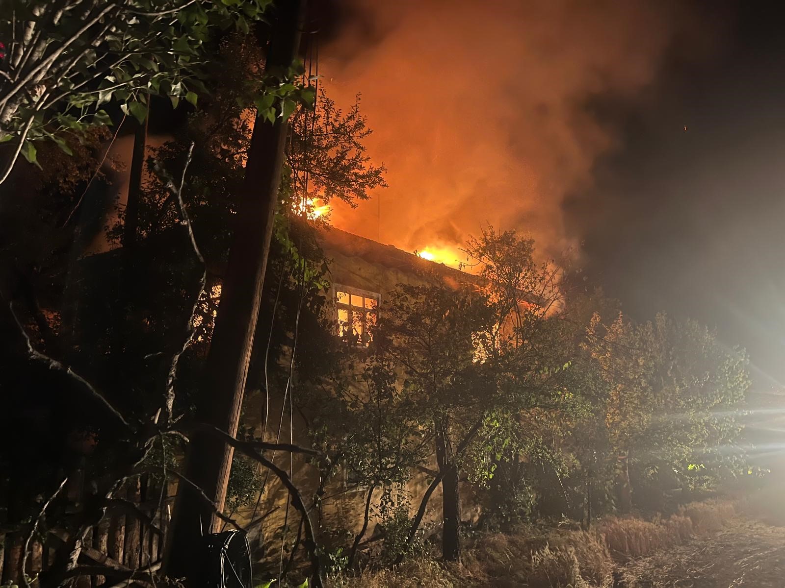 Yaşlı Kadının 2 Katlı Evi Küle Döndü (2)