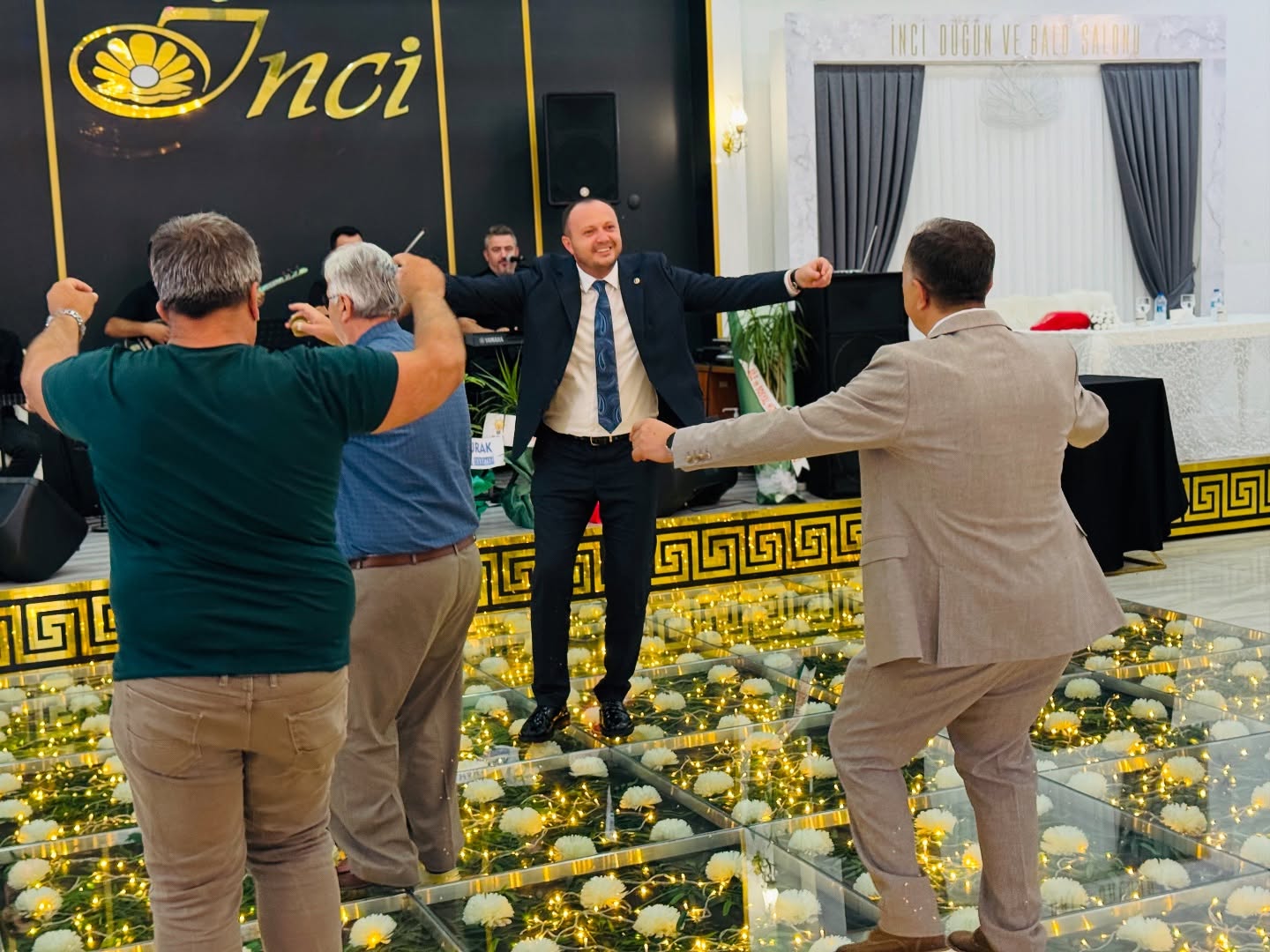 Başkan Özel’in Kızı Görkemli Bir Törenle Evlendi.png1