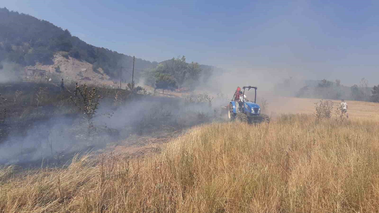 Bolu’da Facianın Eşiğinden Dönüldü Tarlada Çıkan Yangın Ormana Sıçramadan Söndürüldü (2)