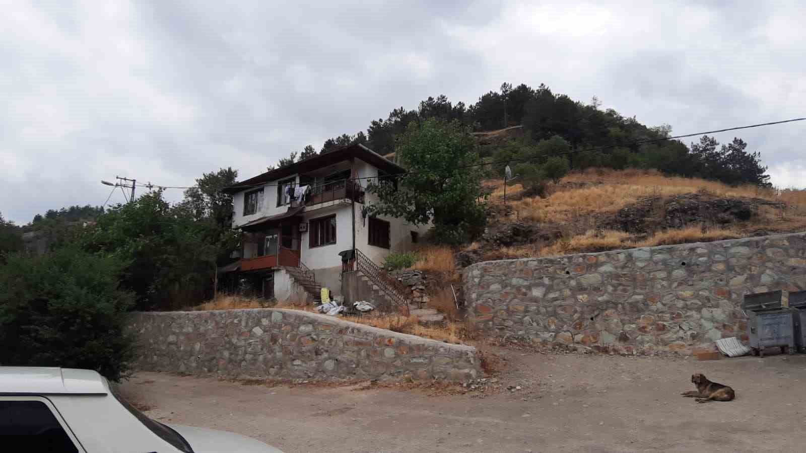 Bolu’da Kaya Düşmesi Riski Altındaki Evler Için Tahliye Kararı 30 Gün Süre Verildi (2)