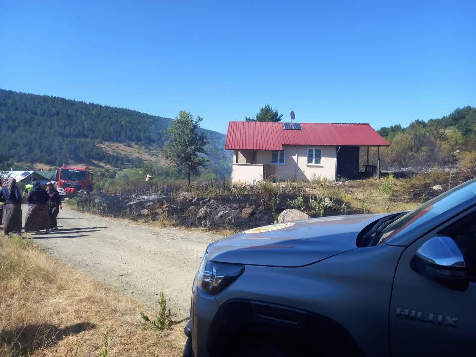 Bolu'nun Dörtdi̇van İlçesi̇ Yukaridüğer Köyü Yaylasinda Orman Yangini Meydana Geldi̇ (2)