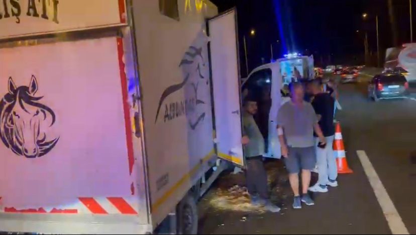 Bolu’da Gece Saatlerinde Zincirleme Kaza 4 Araç Birbirine Girdi (1)