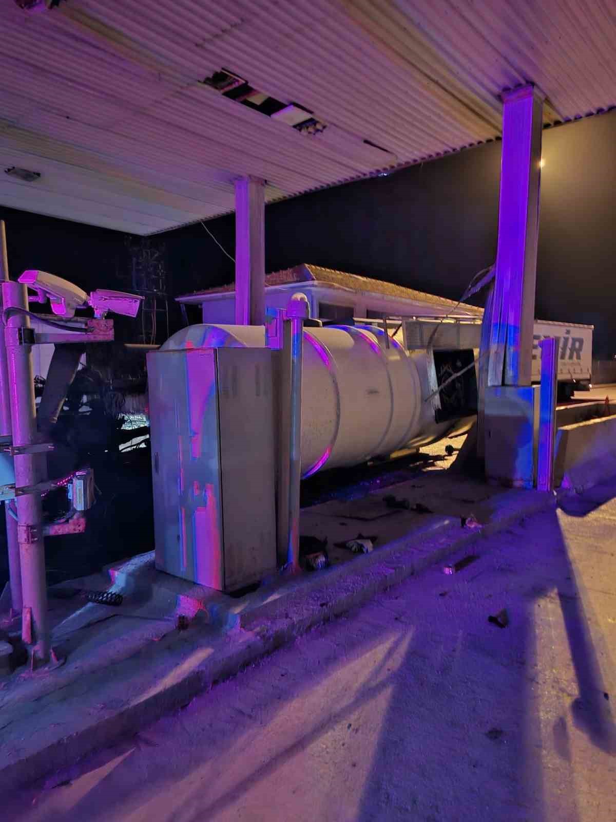 Bolu’da Tanker Gişelere Çarpıp Devrildi 1 Yaralı (2)