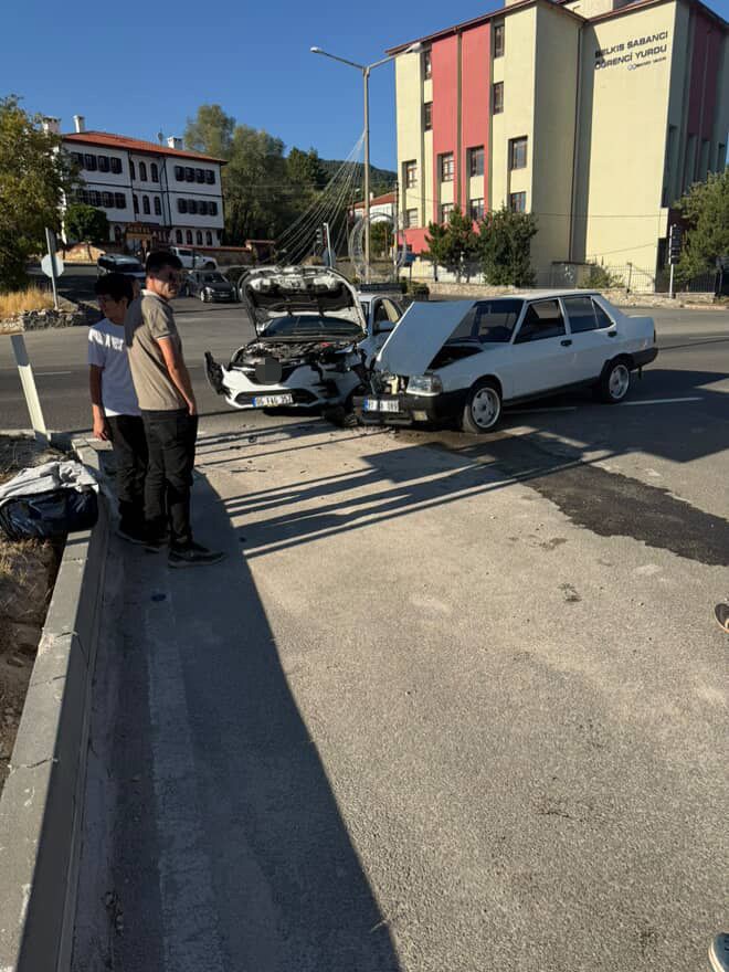 2 Otomobil Kafa Kafaya Çarpıştı (2)
