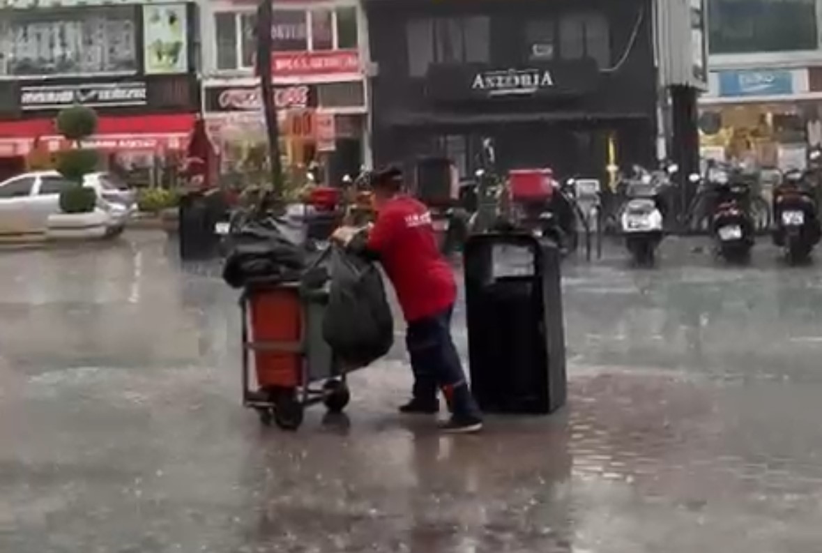 Bolu’da Sağanak Hayatı Felç Etti Sokaklar Göle Döndü (2)
