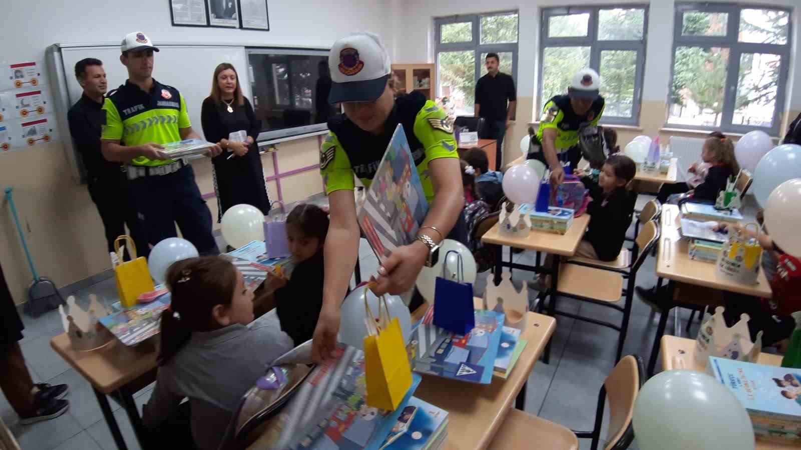 Jandarma Sınıf Sınıf Gezdi, Minikleri Bilgilendirdi (1)